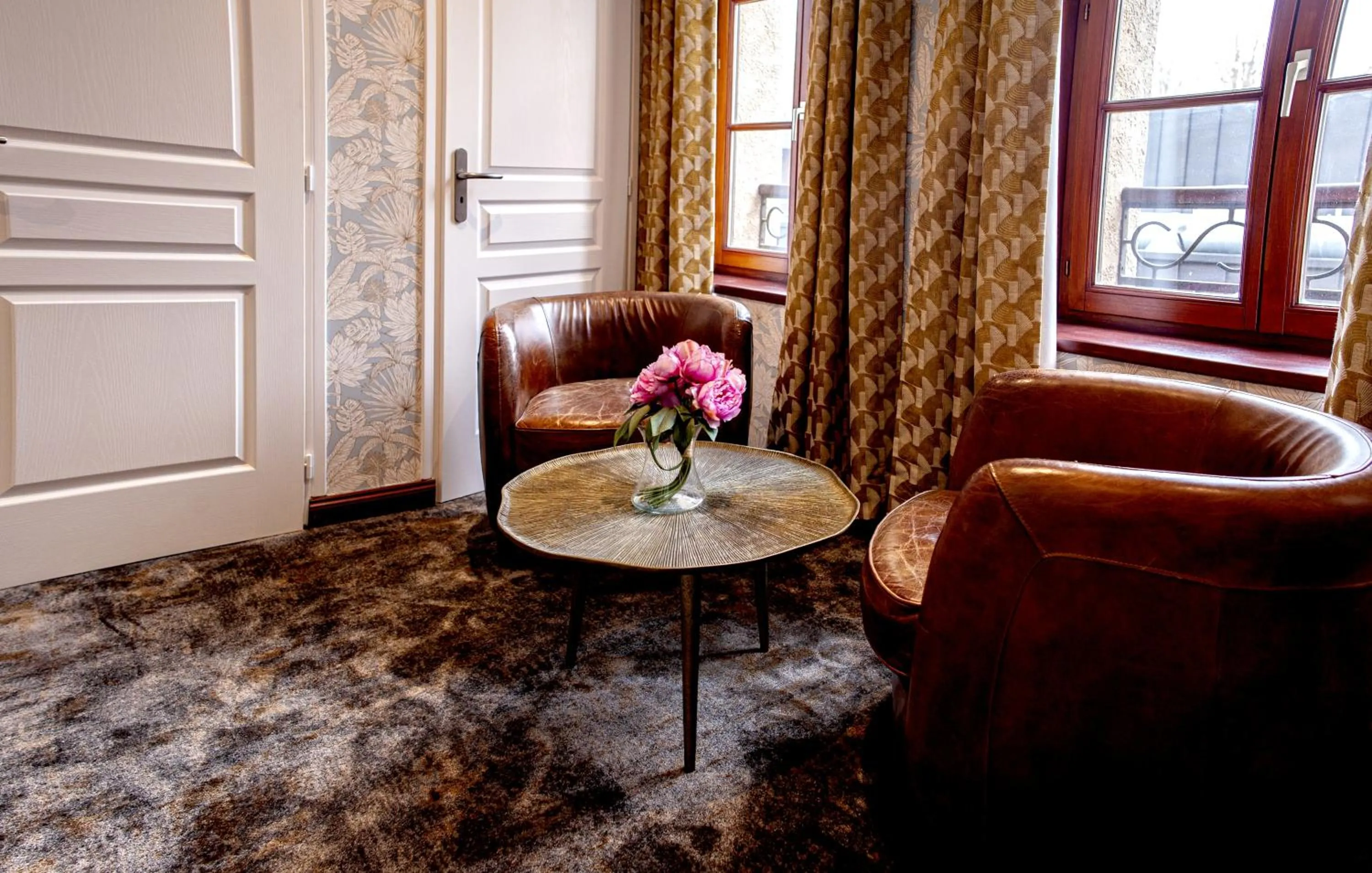 Seating area in Logis Hôtel & Restaurant - Les Hauts de Montreuil