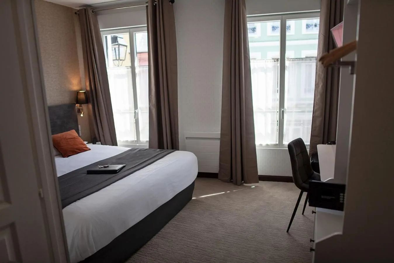 Bed in Logis Hôtel & Restaurant - Les Hauts de Montreuil