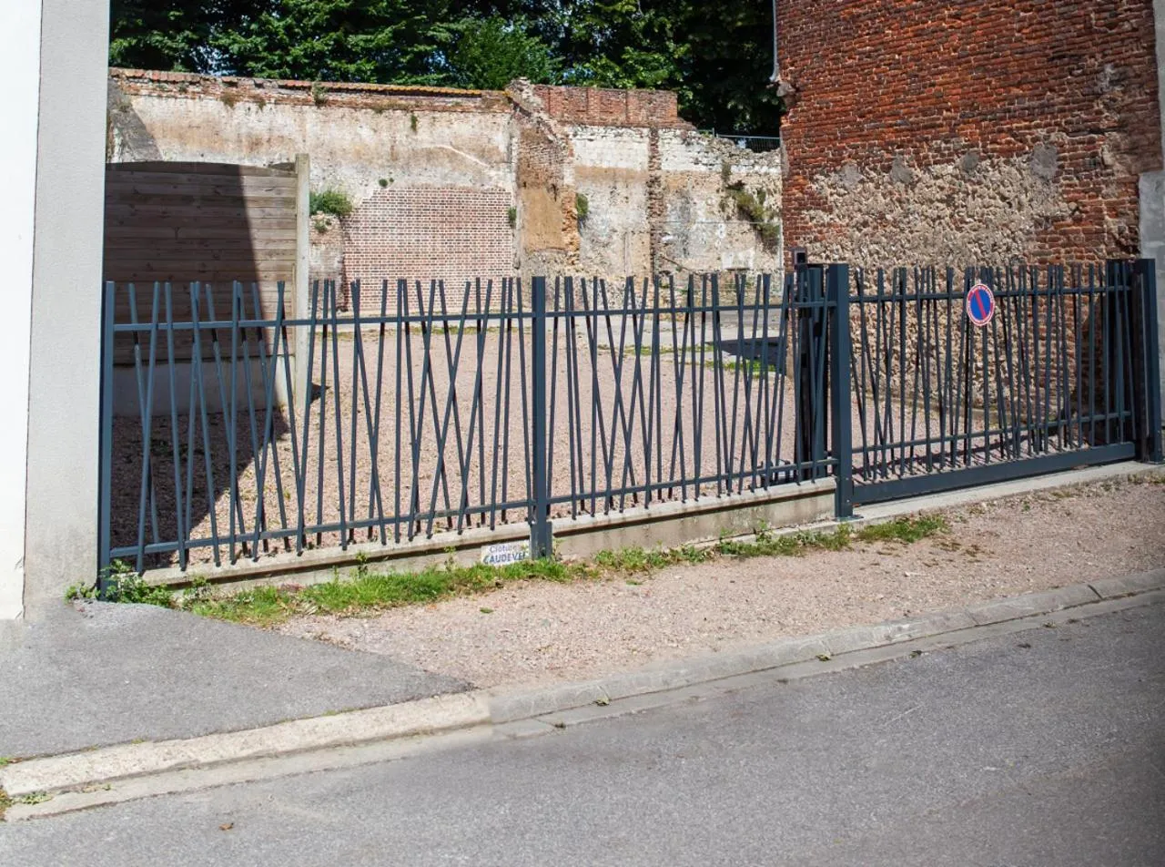 Parking in Logis Hôtel & Restaurant - Les Hauts de Montreuil