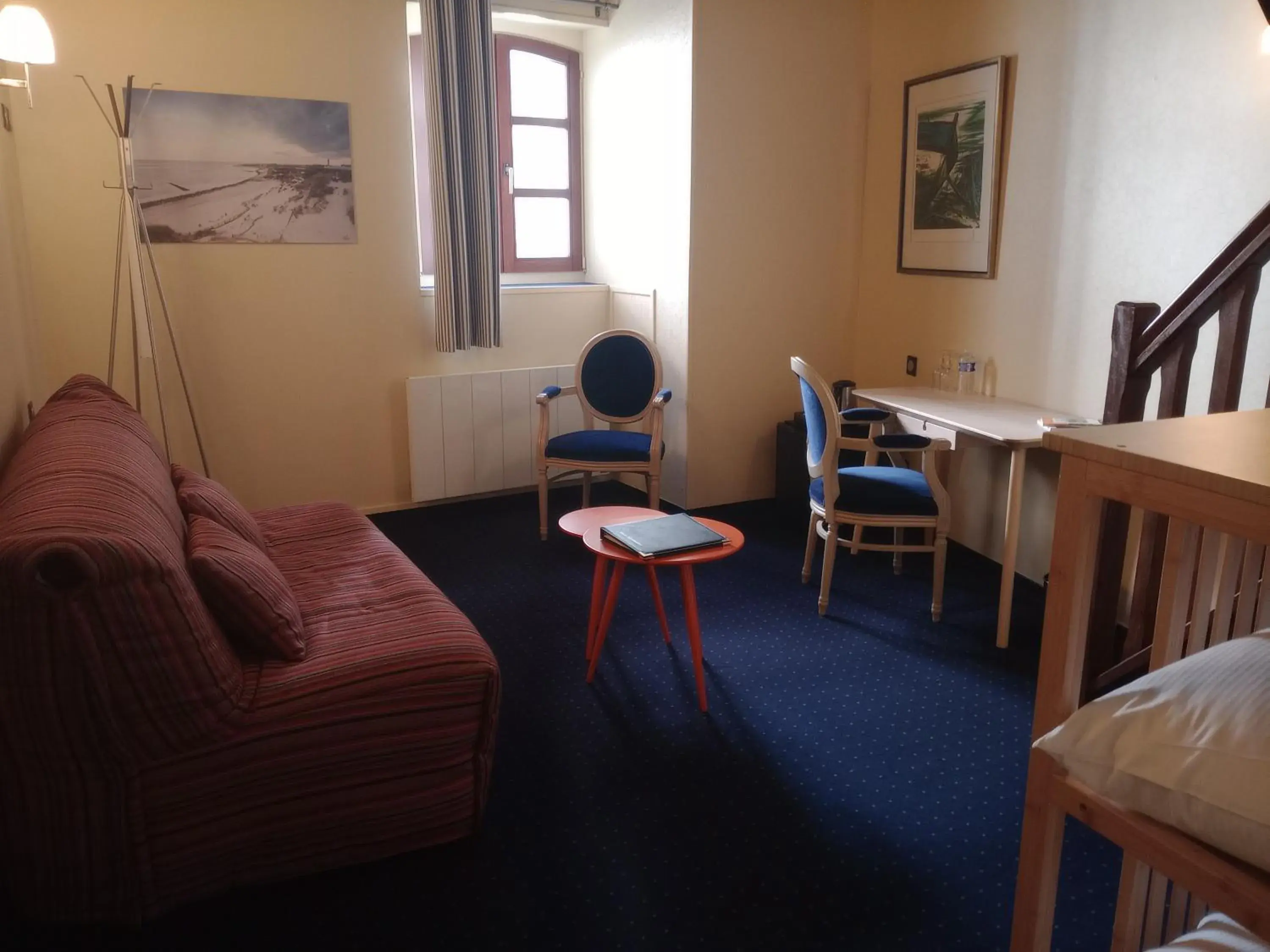 Living room in Logis Hôtel & Restaurant - Les Hauts de Montreuil Living room in Logis Hôtel & Restaurant - Les Hauts de Montreuil