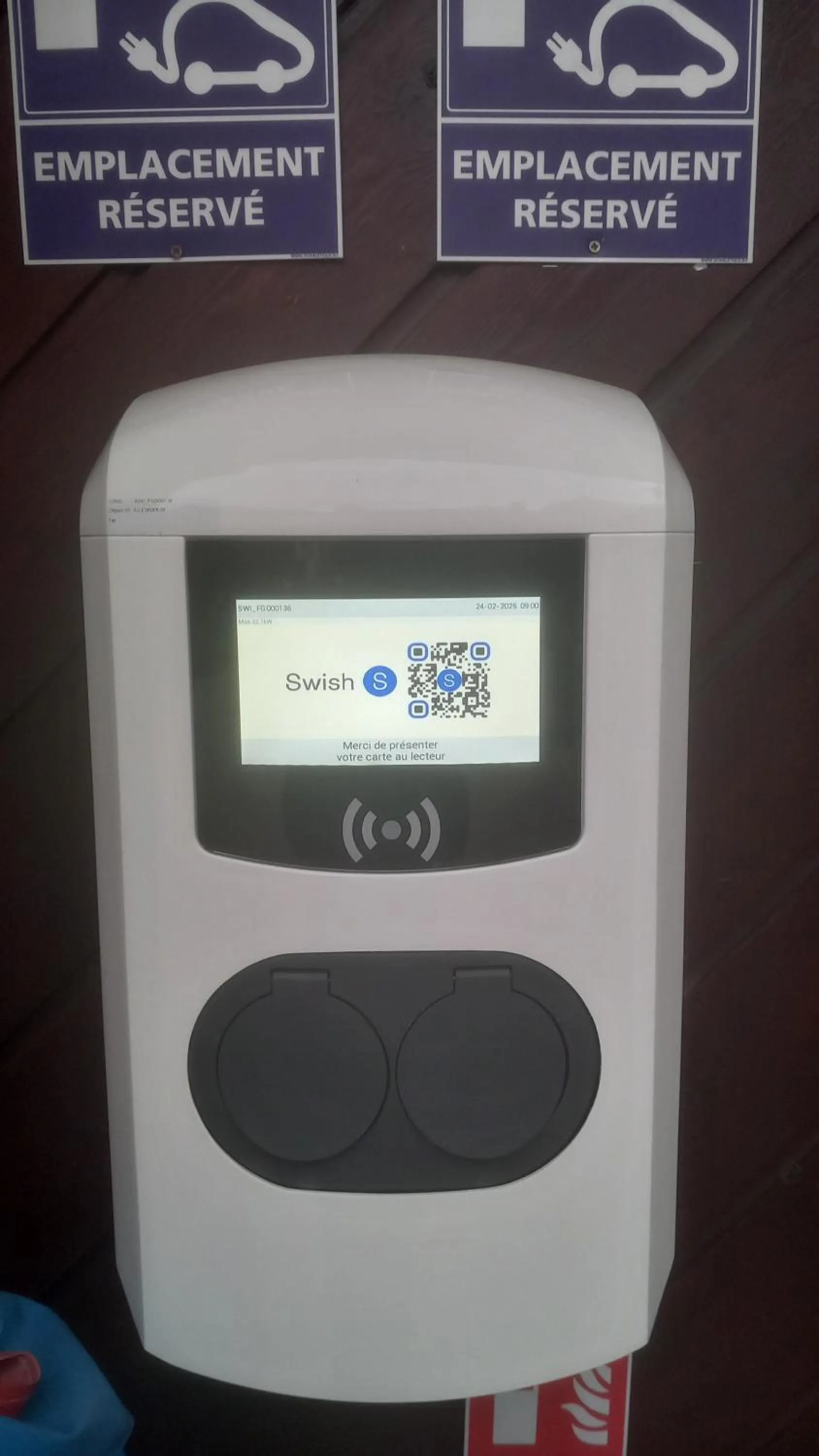 Parking in Logis Hôtel & Restaurant - Les Hauts de Montreuil