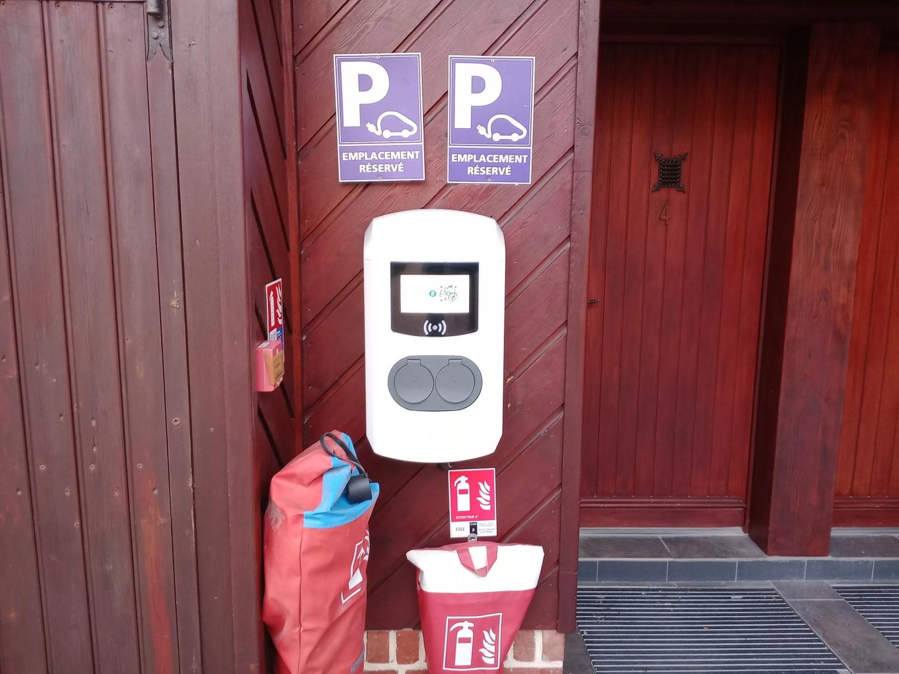 Parking in Logis Hôtel & Restaurant - Les Hauts de Montreuil