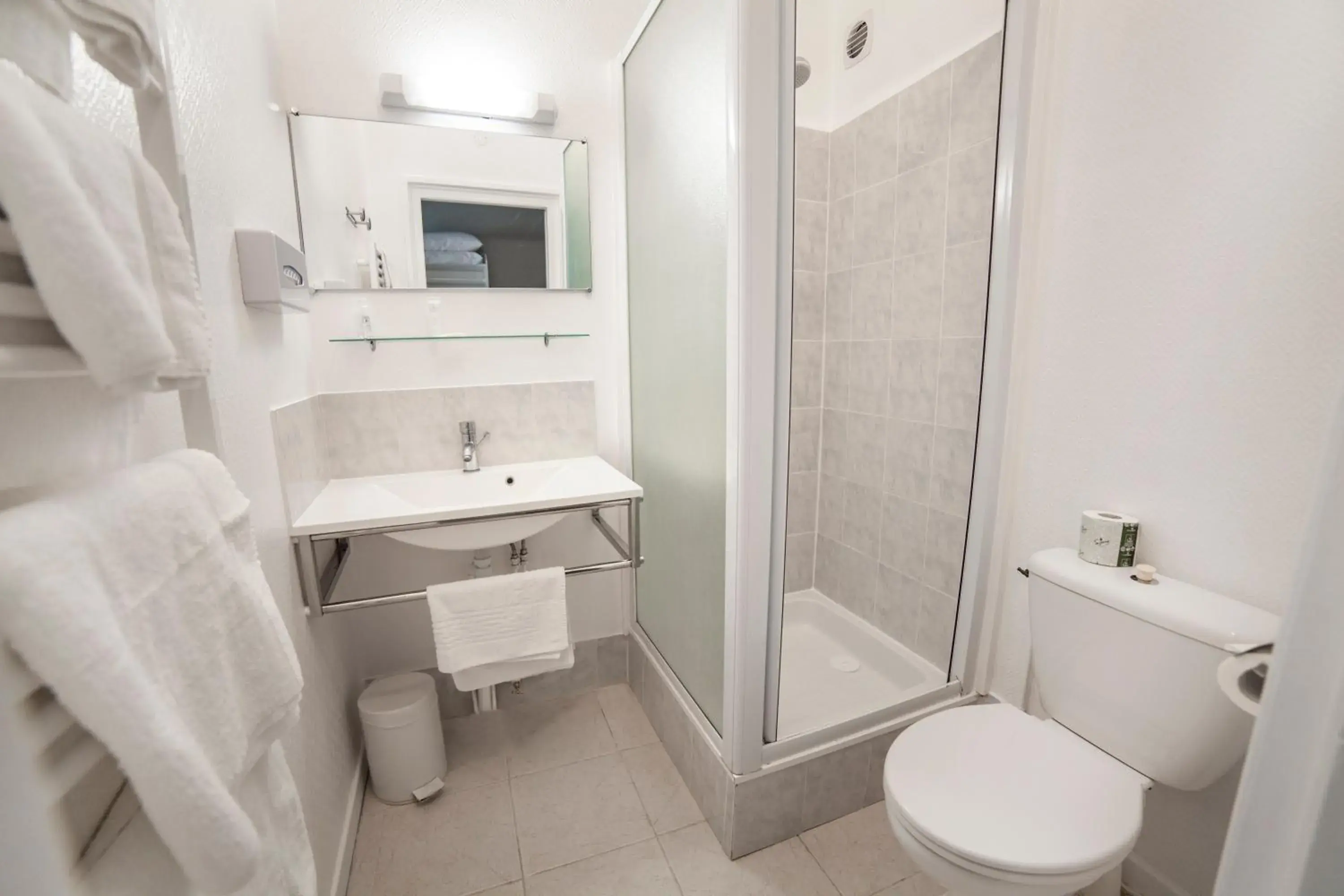 Shower in Logis Hôtel & Restaurant - Les Hauts de Montreuil Shower in Logis Hôtel & Restaurant - Les Hauts de Montreuil