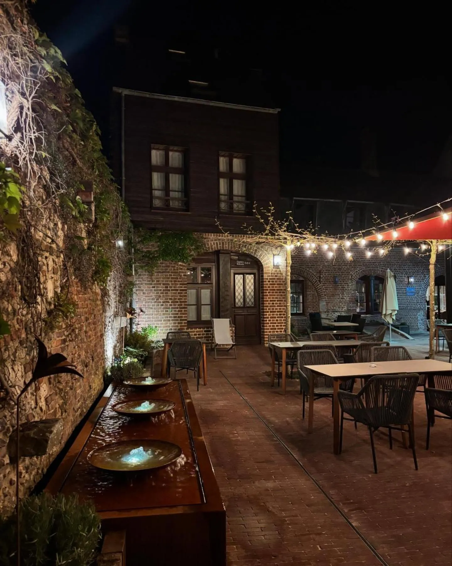 Patio in Logis Hôtel & Restaurant - Les Hauts de Montreuil