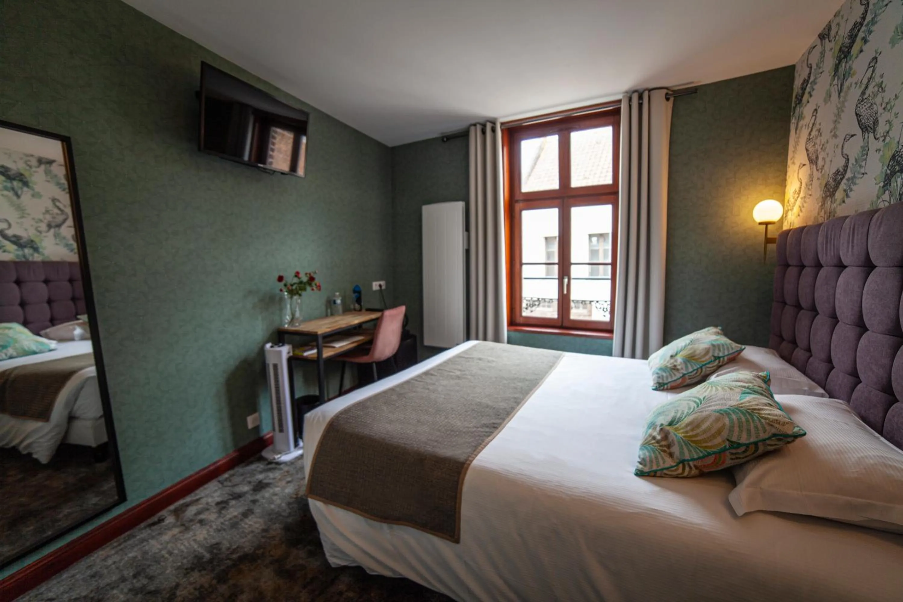 Bed in Logis Hôtel & Restaurant - Les Hauts de Montreuil