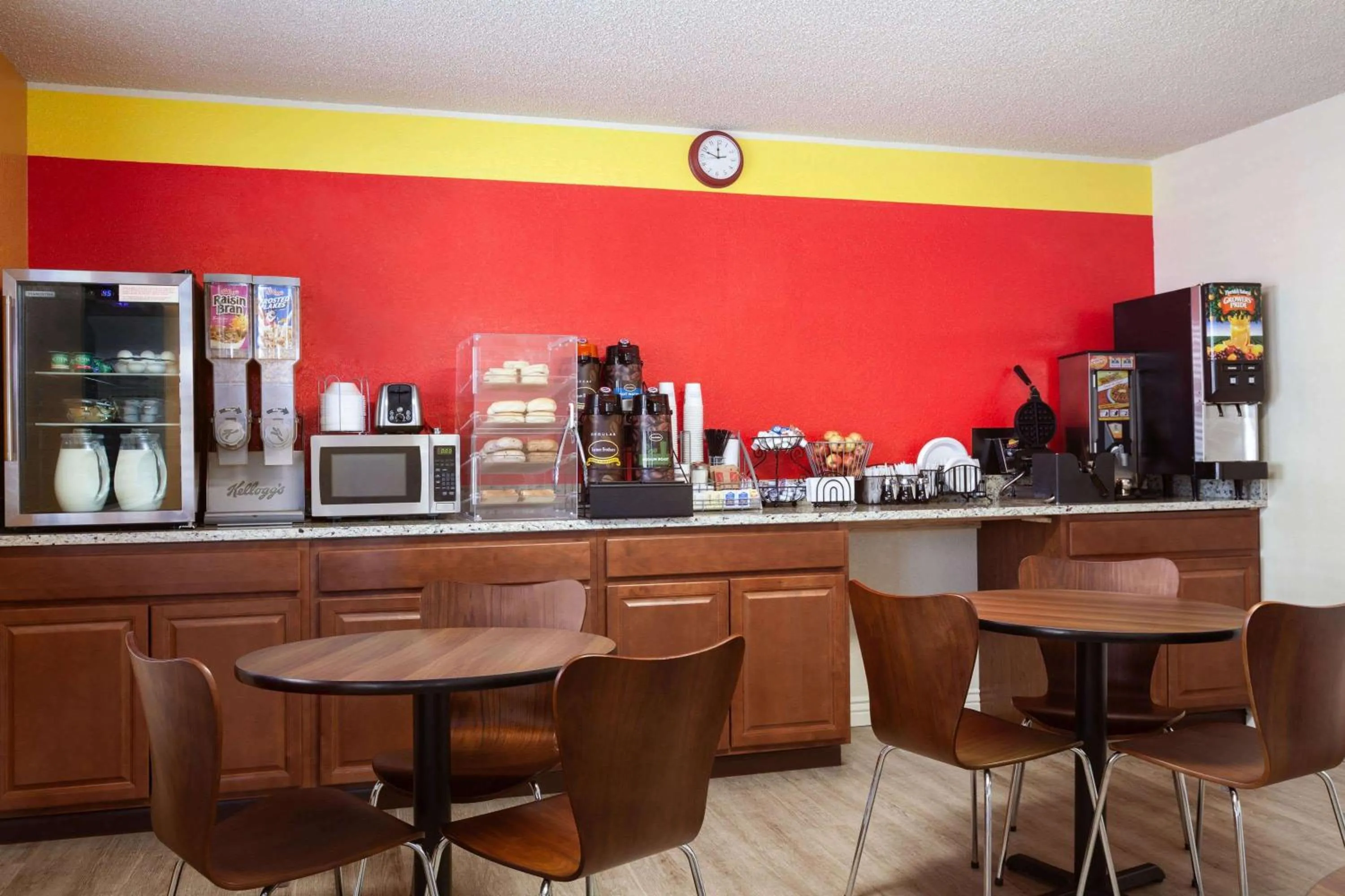 Continental breakfast in Super 8 by Wyndham Colorado Springs/Afa Area