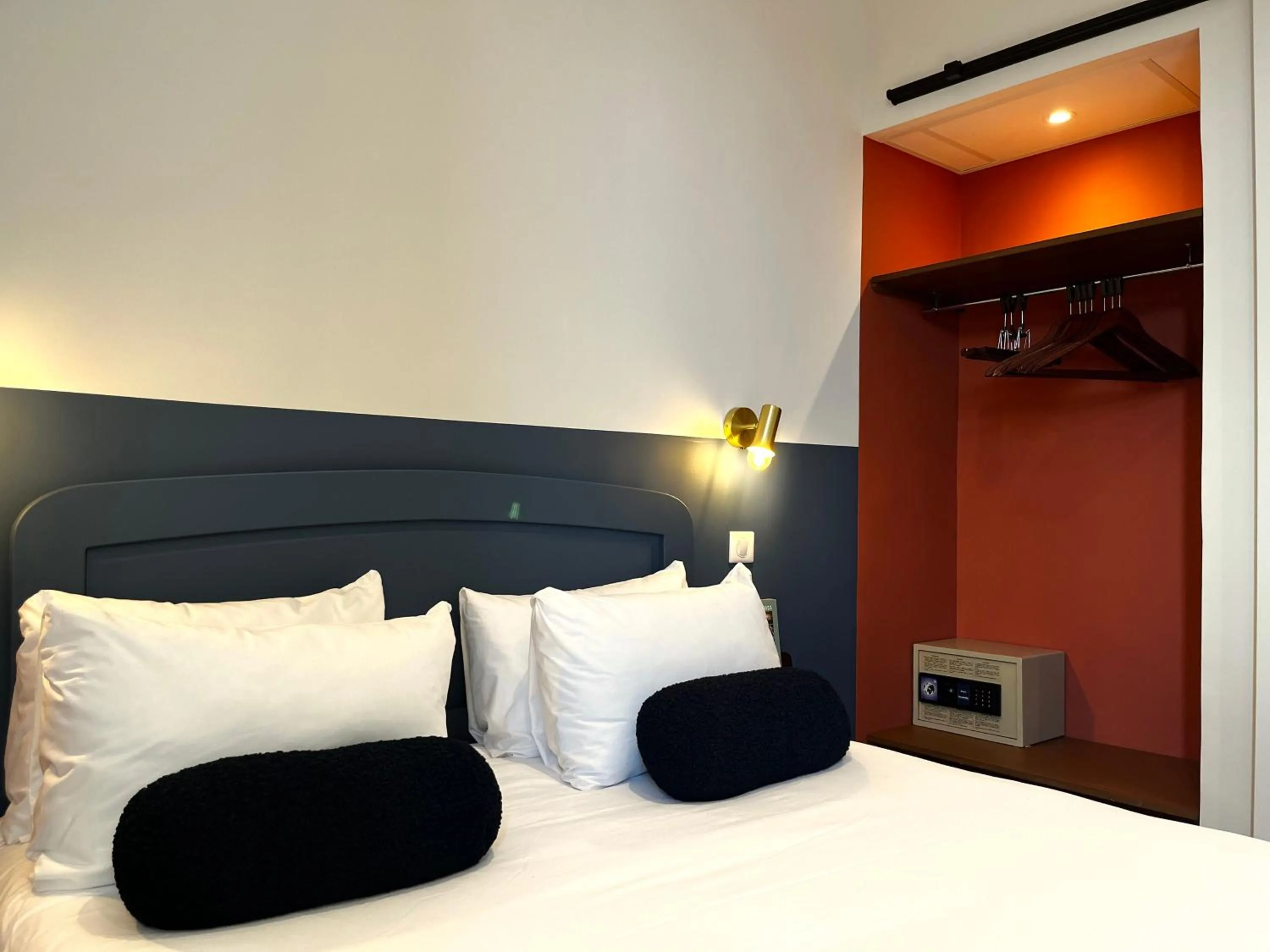 Bed in Cit'Hotel Le Louvre Orange