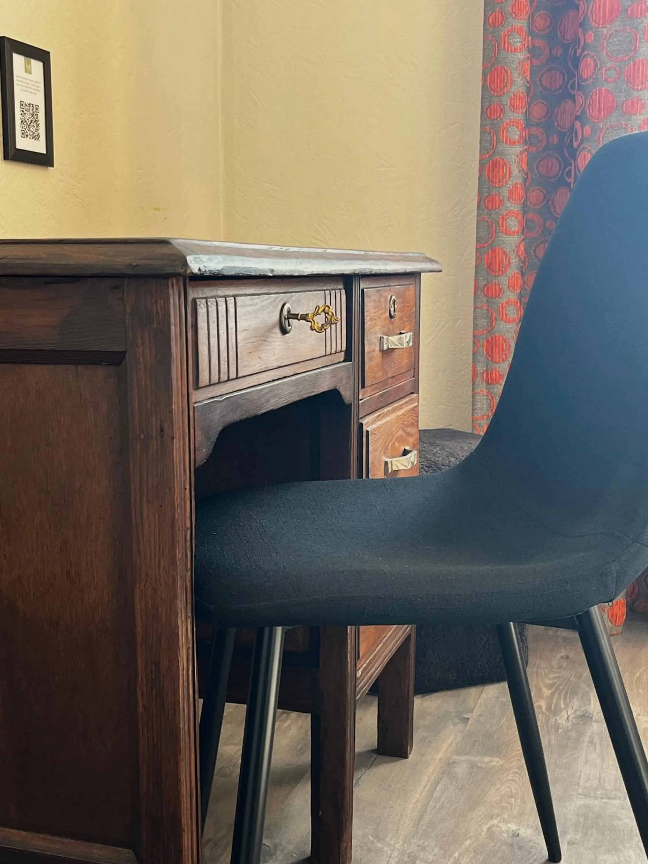 Decorative detail in Cit'Hotel Le Louvre Orange