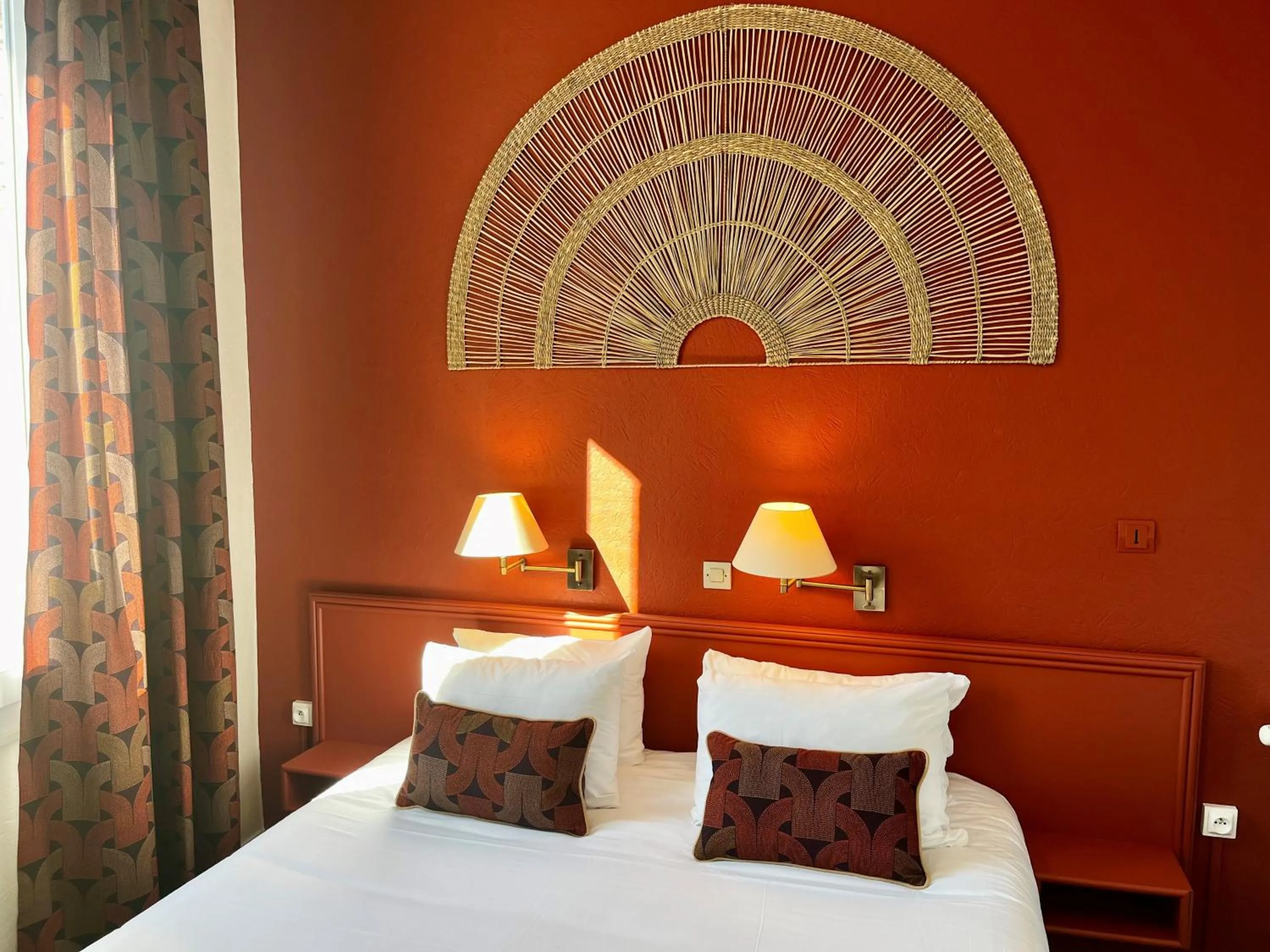 Bed in Cit'Hotel Le Louvre Orange