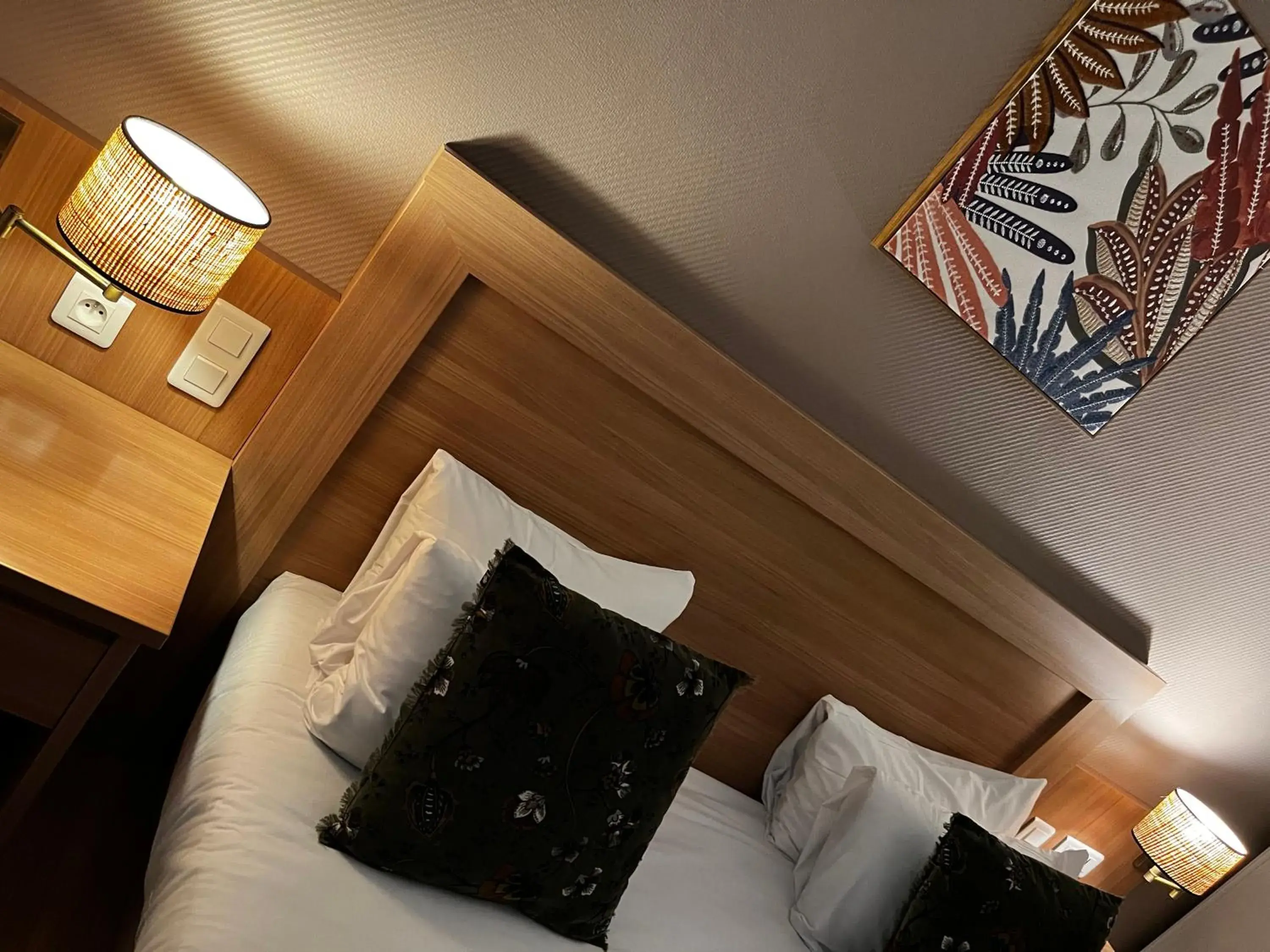 Night, Bed in Cit'Hotel Le Louvre Orange Night, Bed in Cit'Hotel Le Louvre Orange