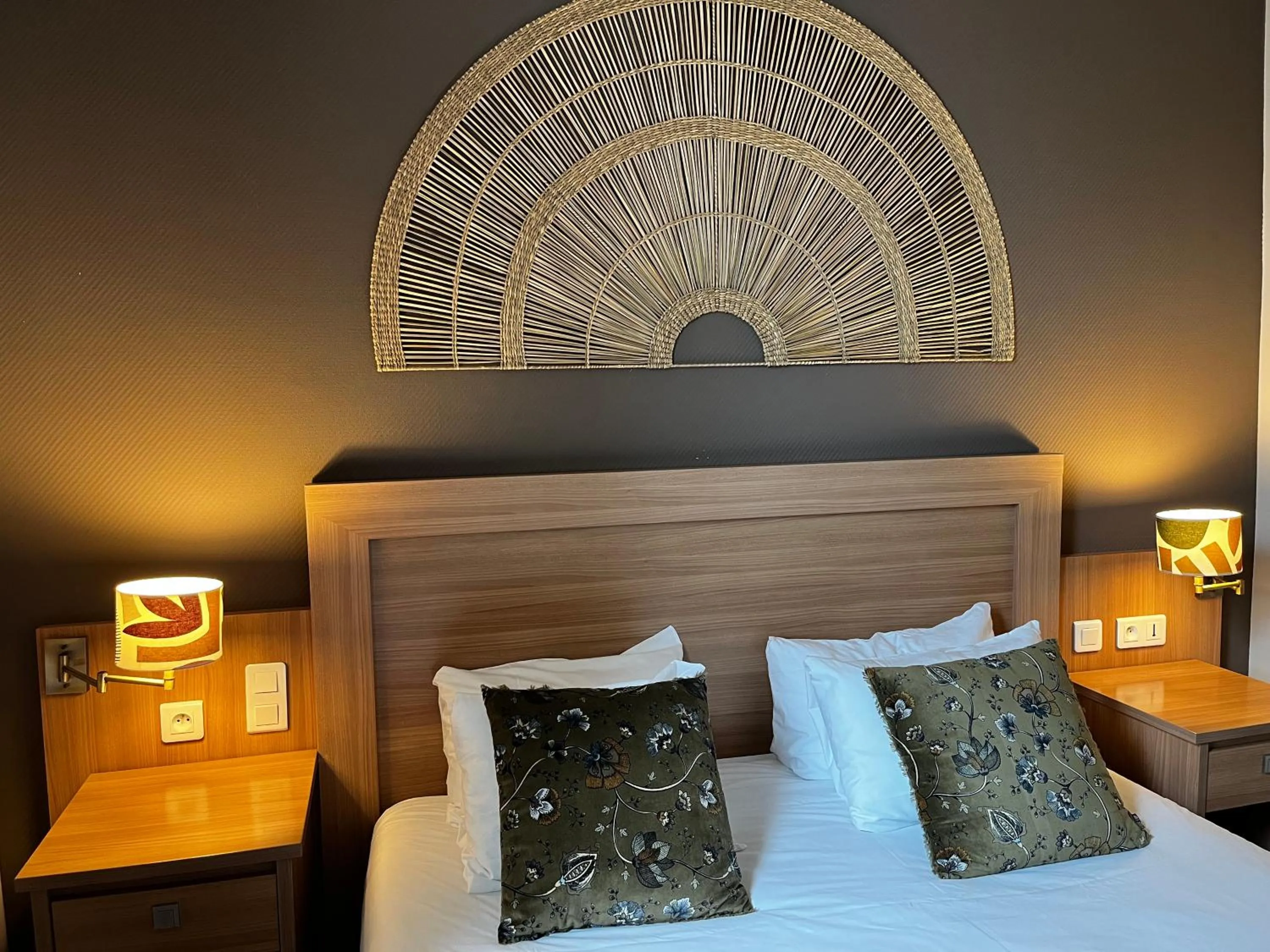 Night, Bed in Cit'Hotel Le Louvre Orange