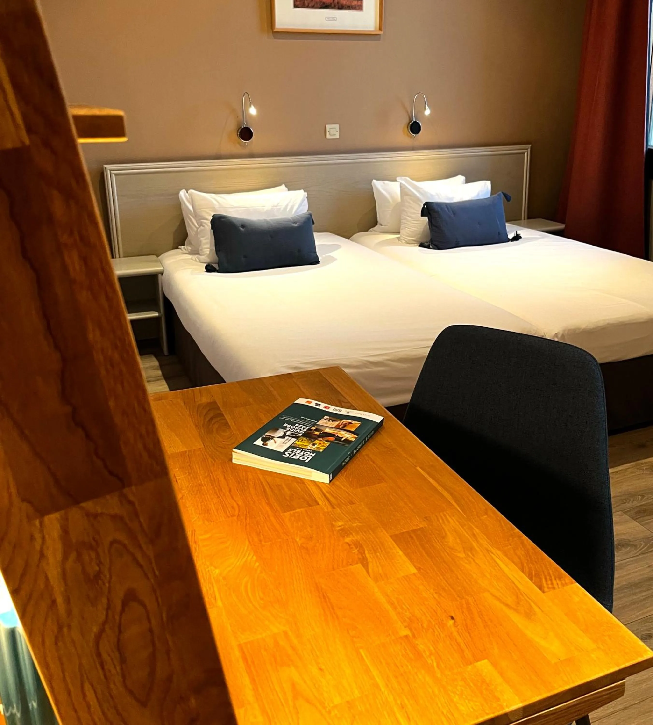 Bed in Cit'Hotel Le Louvre Orange