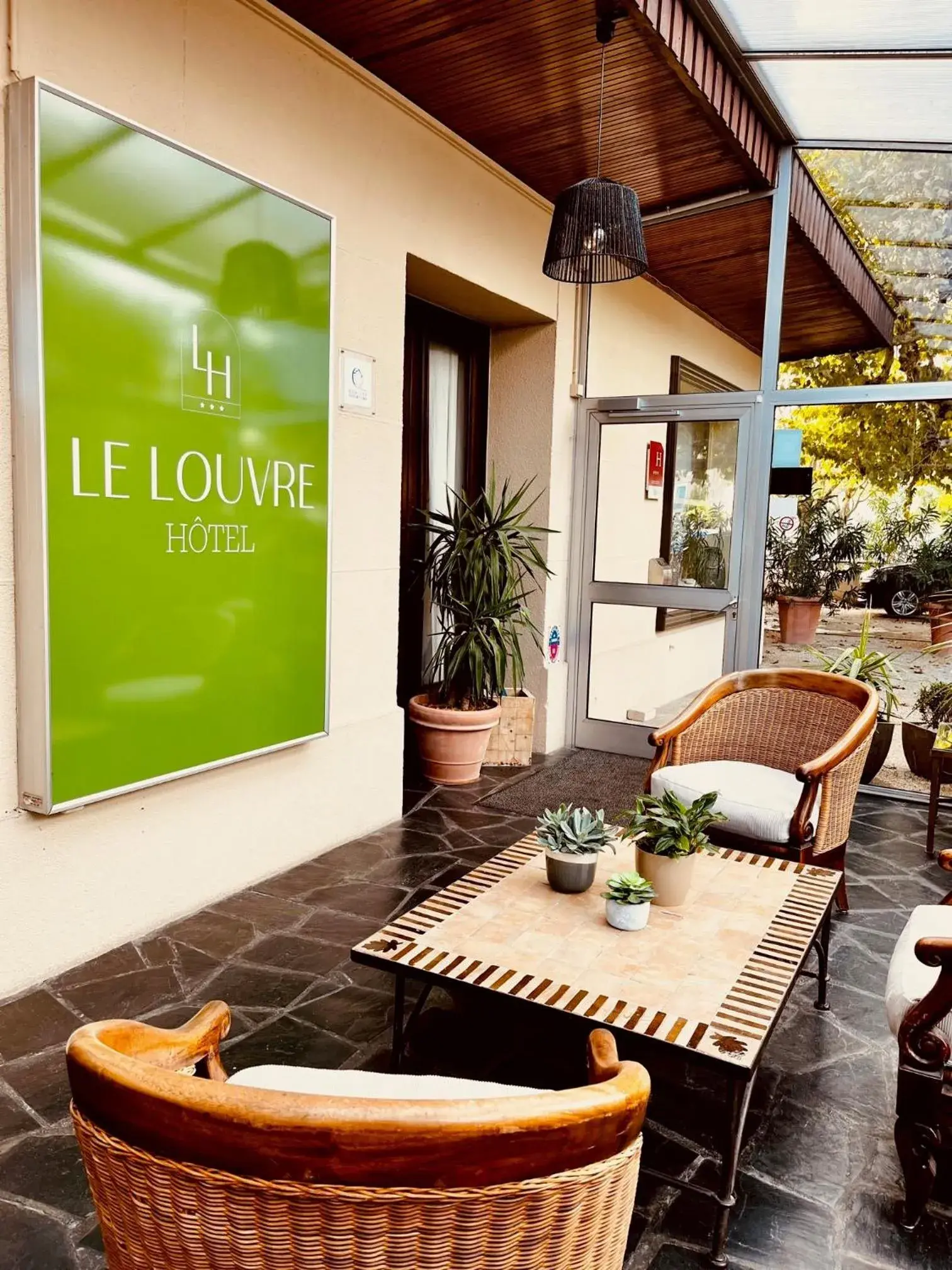 Property building in Cit'Hotel Le Louvre Orange Property building in Cit'Hotel Le Louvre Orange