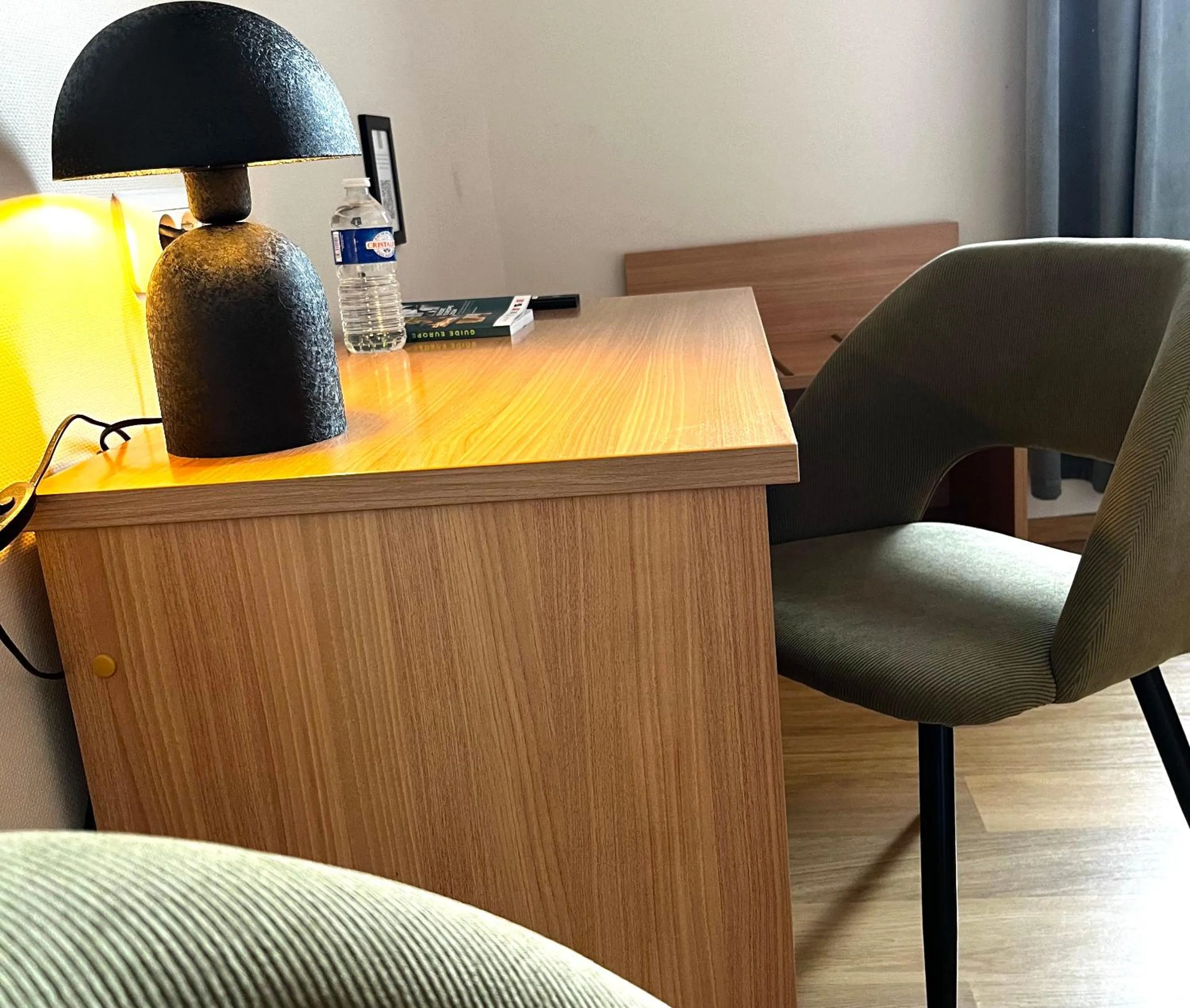 Seating area in Cit'Hotel Le Louvre Orange