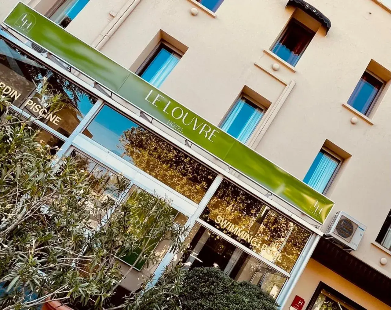 Property building in Cit'Hotel Le Louvre Orange Property building in Cit'Hotel Le Louvre Orange