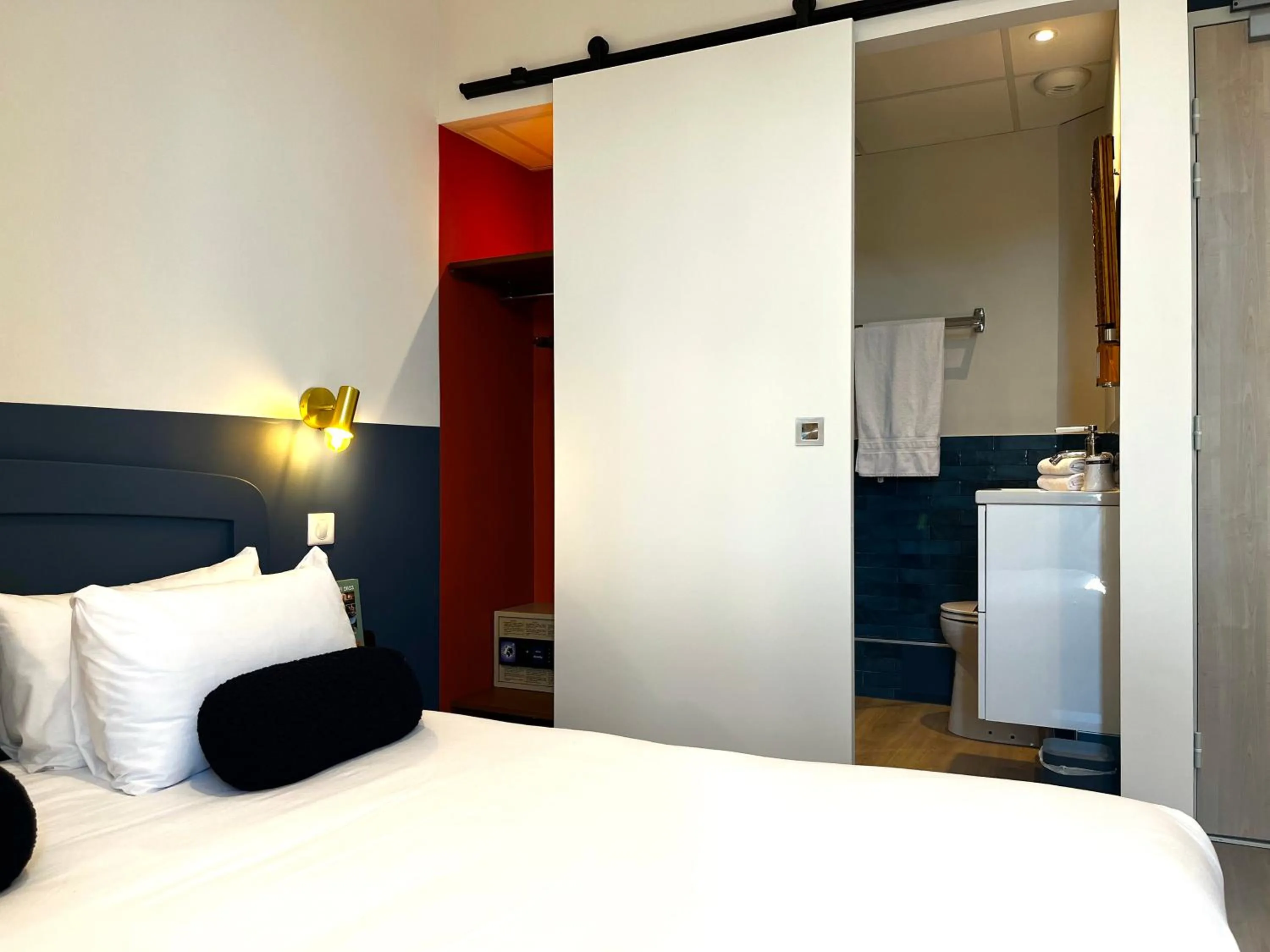 storage, Bed in Cit'Hotel Le Louvre Orange