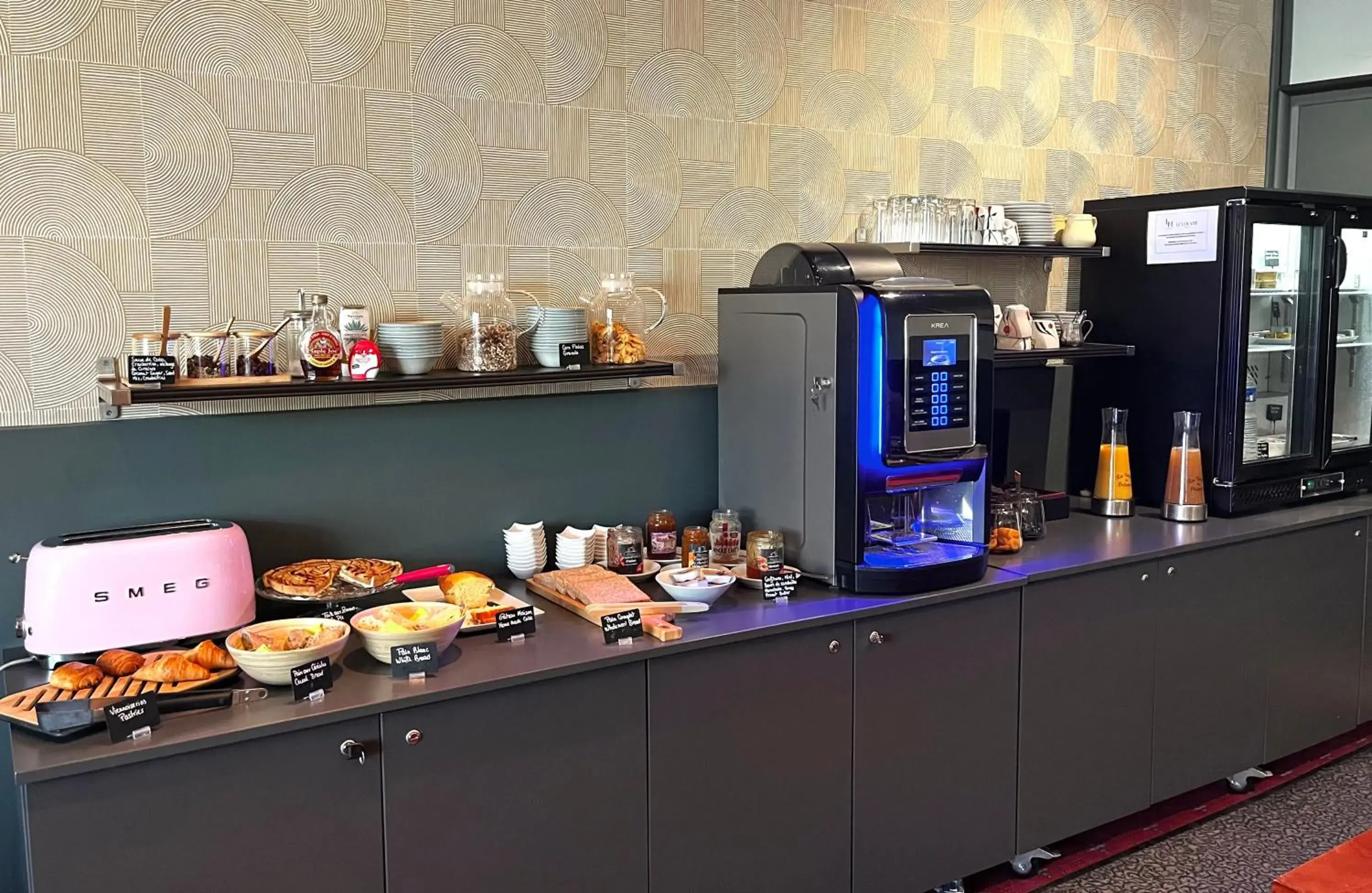 Buffet breakfast in Cit'Hotel Le Louvre Orange Buffet breakfast in Cit'Hotel Le Louvre Orange