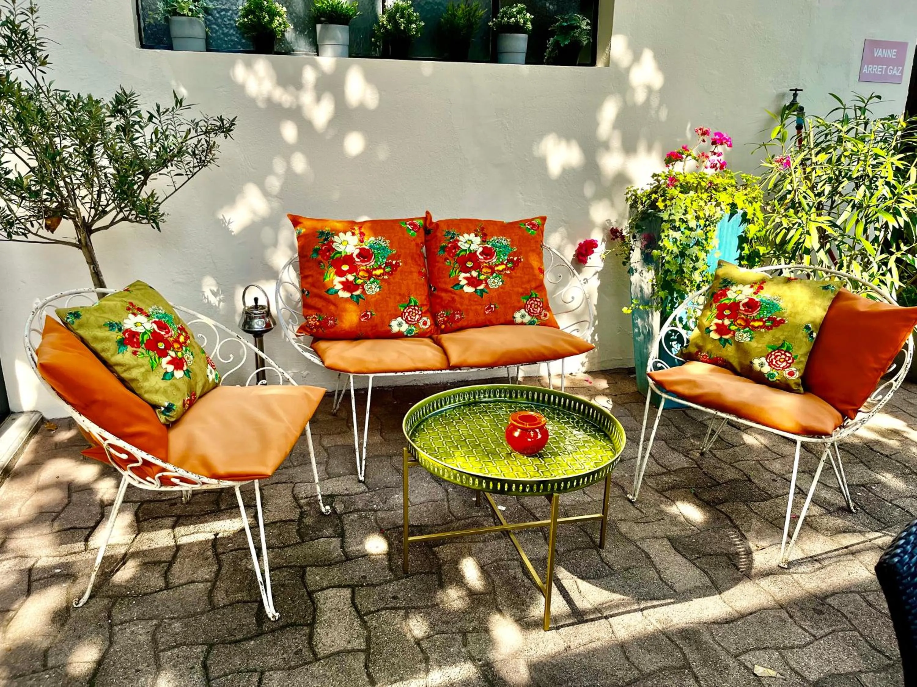Patio in Cit'Hotel Le Louvre Orange