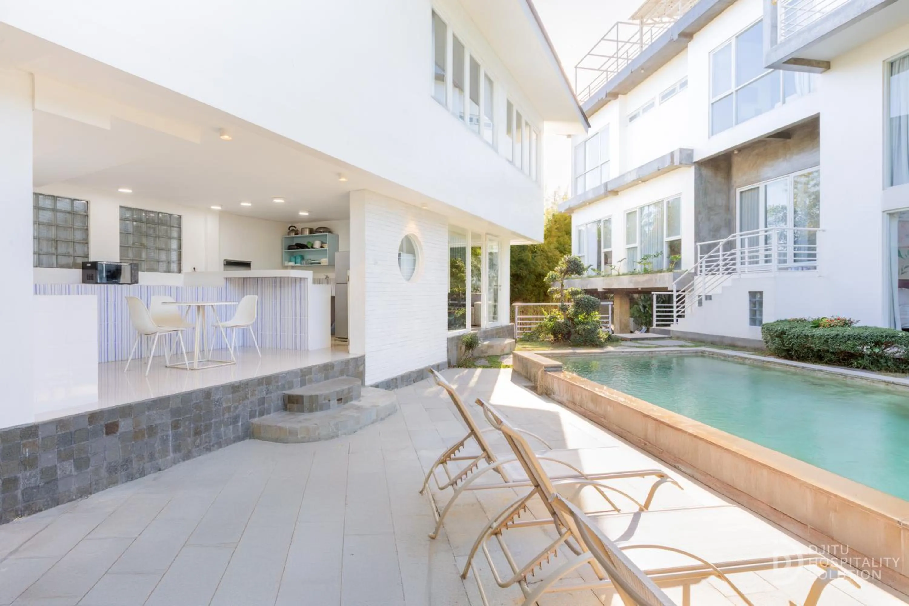Communal kitchen in Ohana Pererenan