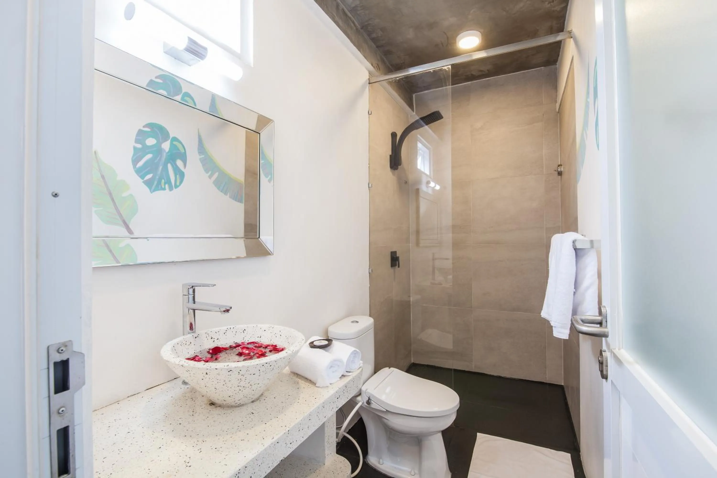 Shower in Ohana Pererenan