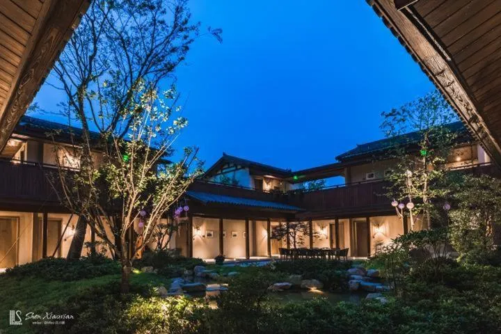 Blossom Hill Yuejingzhuang Hotel