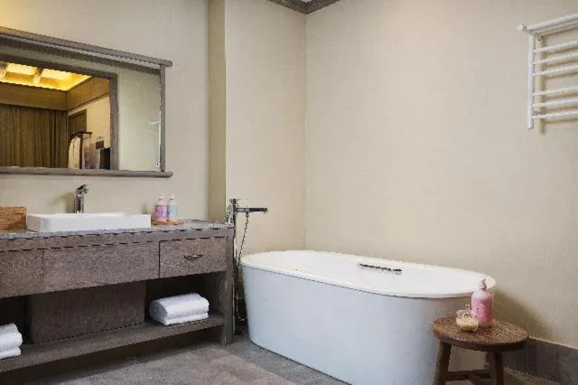 Blossom Hill Yuejingzhuang Hotel