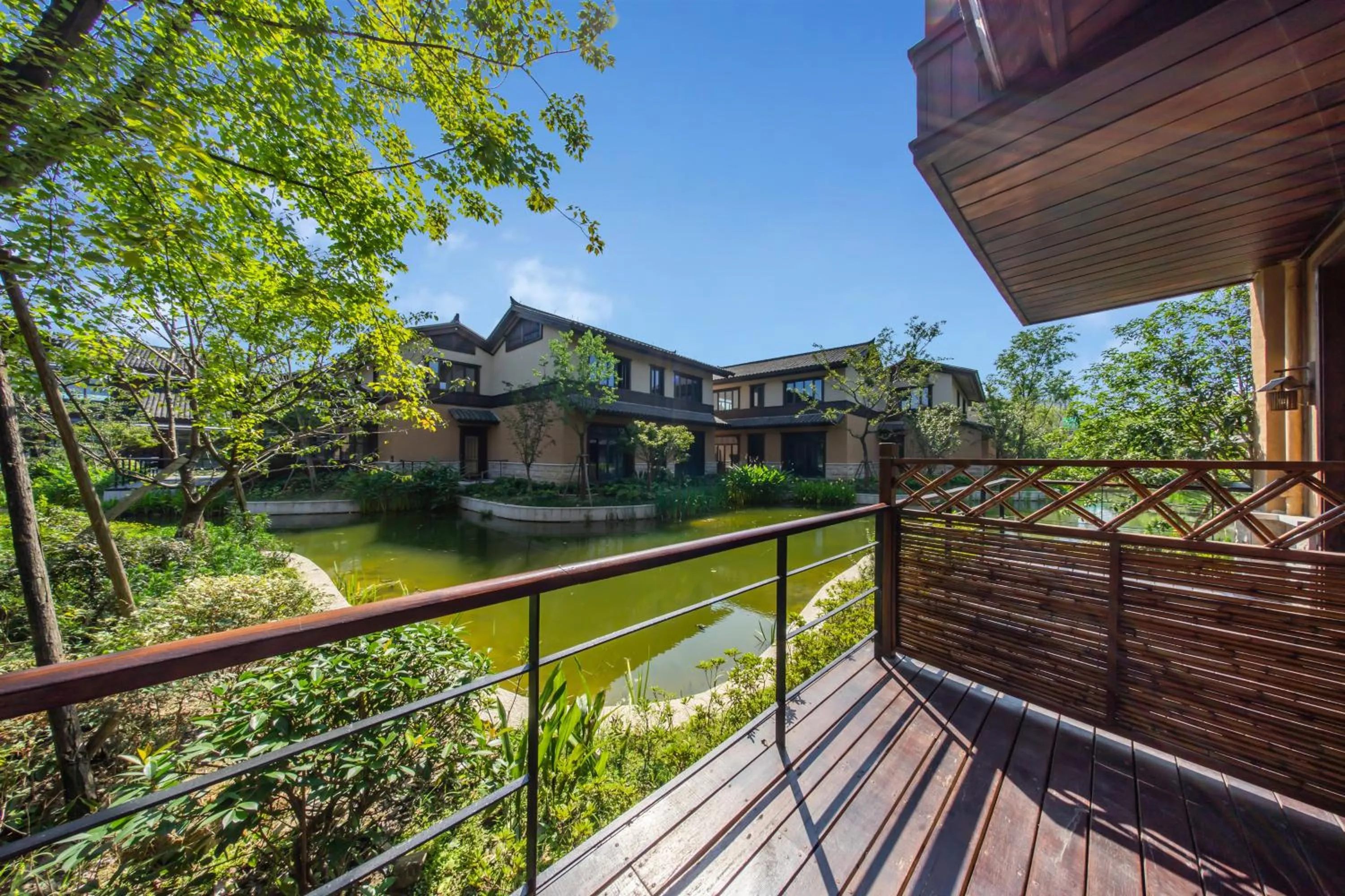 Blossom Hill Yuejingzhuang Hotel