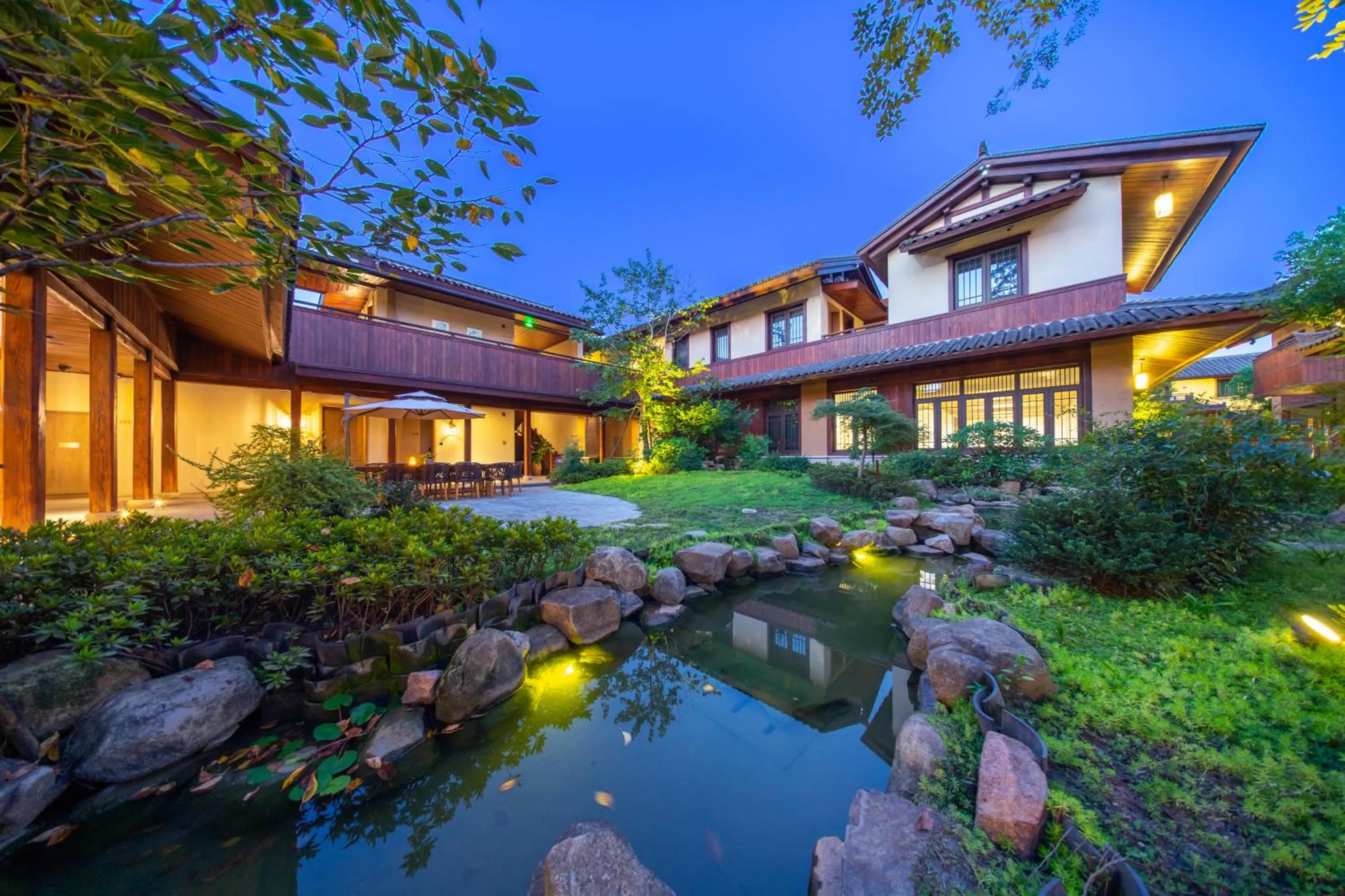 Blossom Hill Yuejingzhuang Hotel