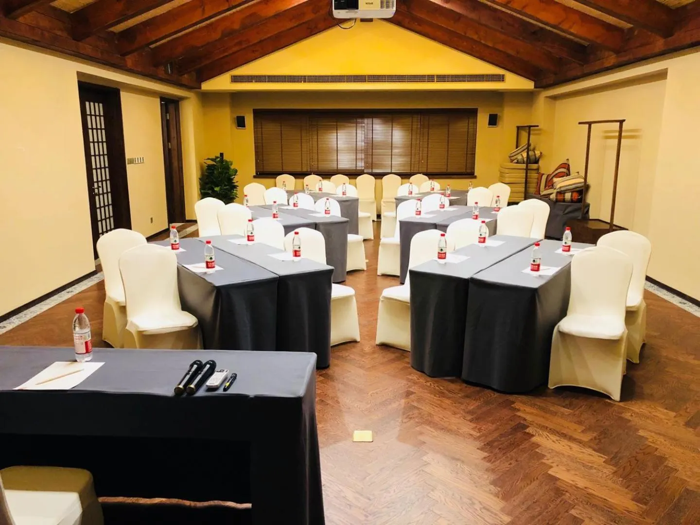 Blossom Hill Yuejingzhuang Hotel