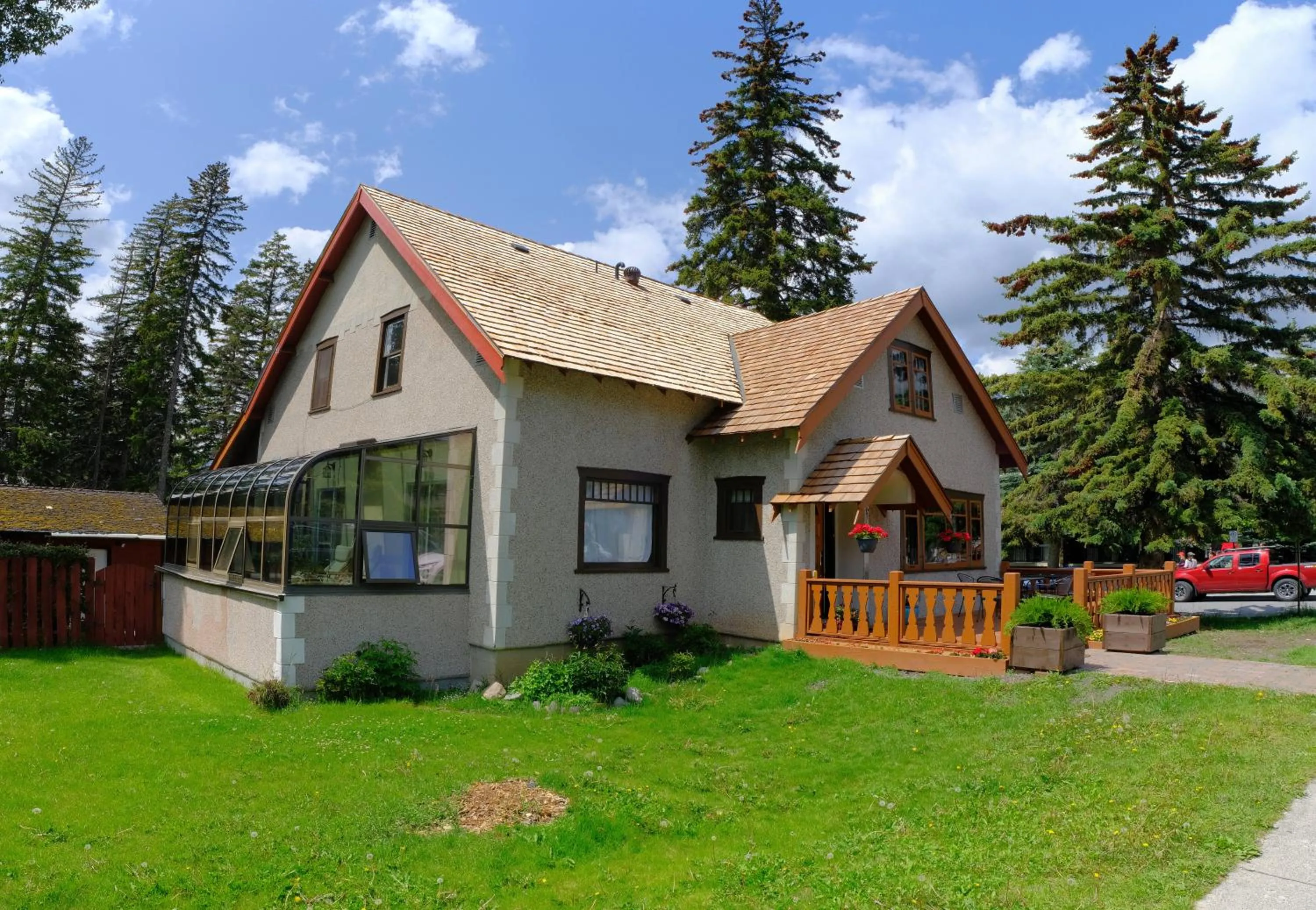 Property building in Riverfront Estate Bed&Breakfast Banff