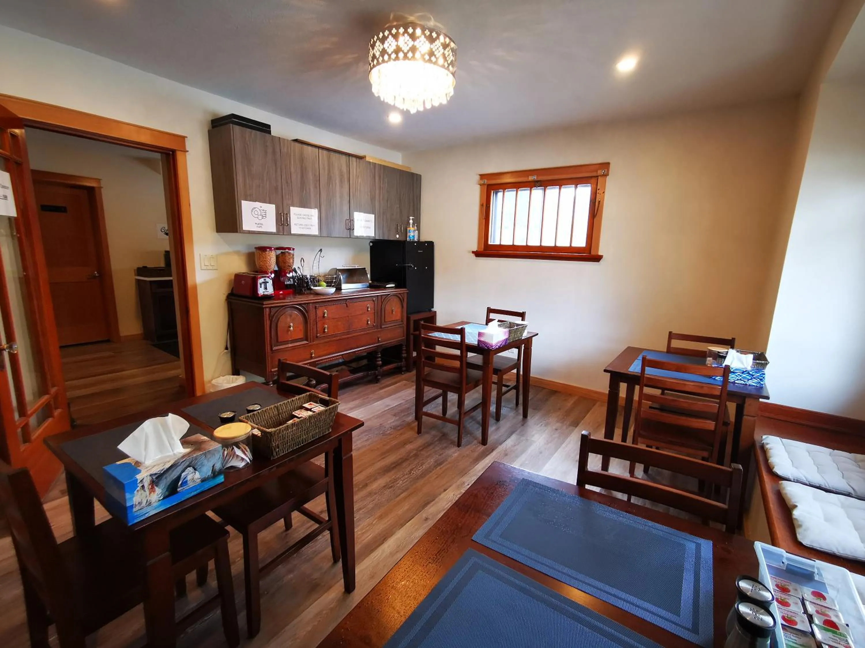 Dining area in Riverfront Estate Bed&Breakfast Banff