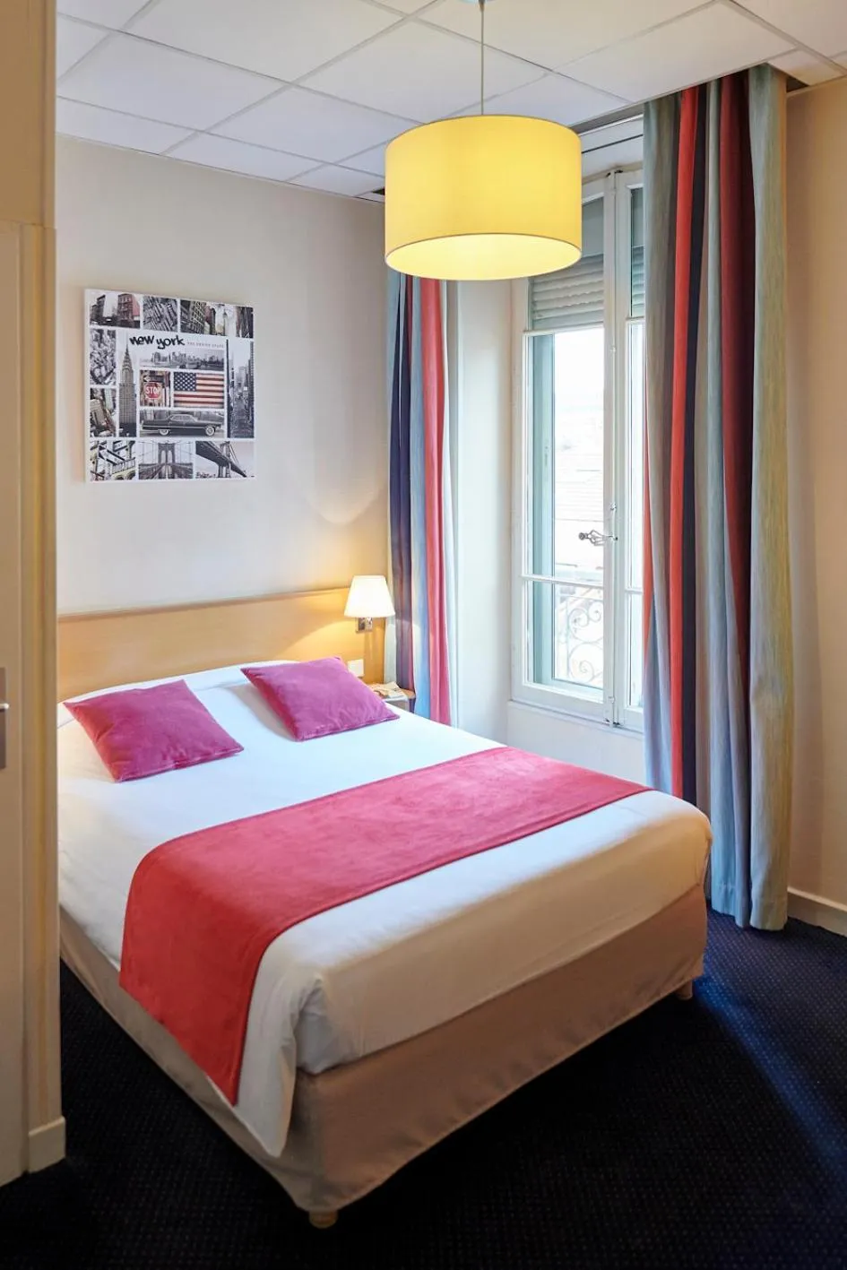 Photo of the whole room, Bed in Hôtel du Nord