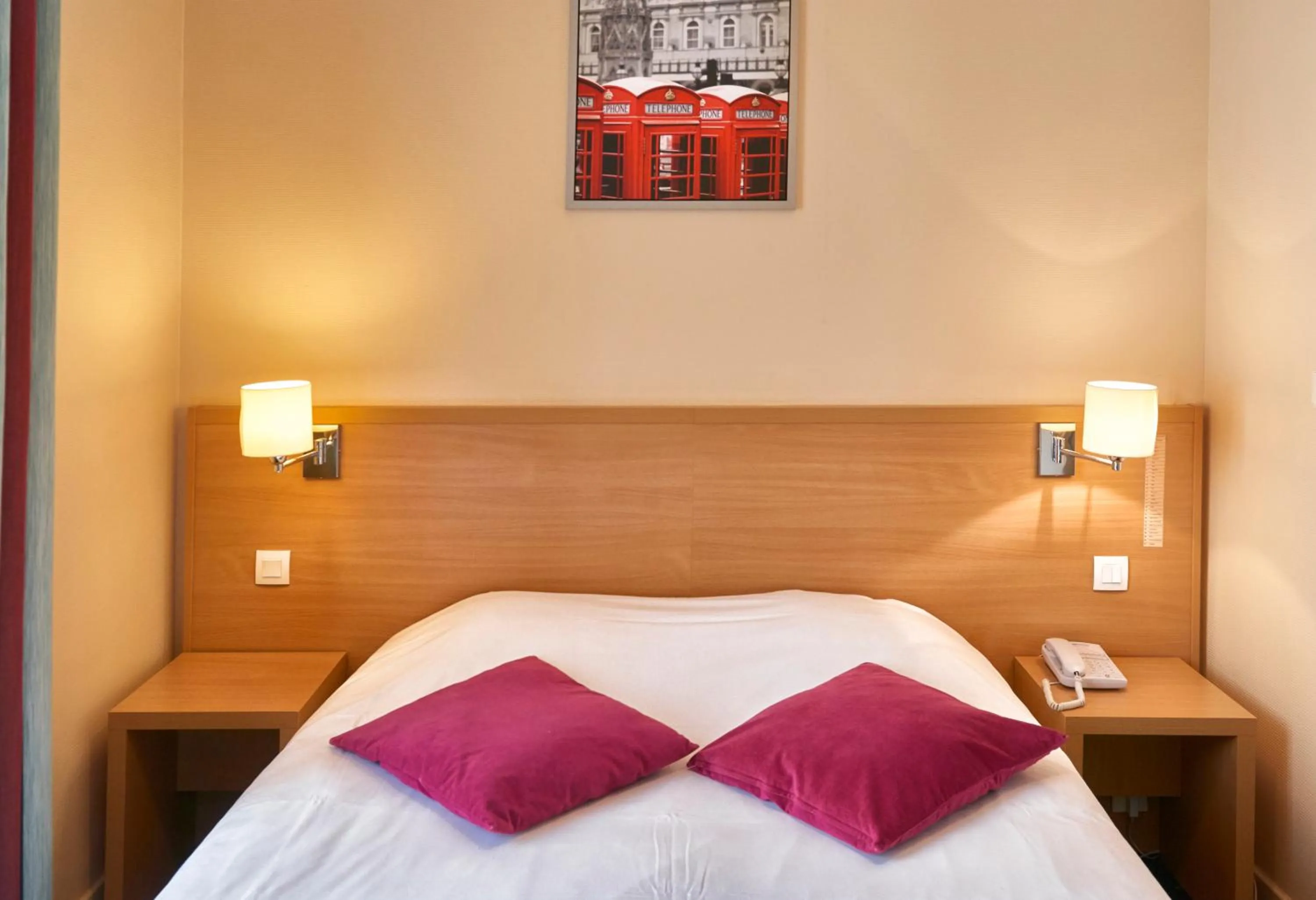 Bedroom, Bed in Hôtel du Nord