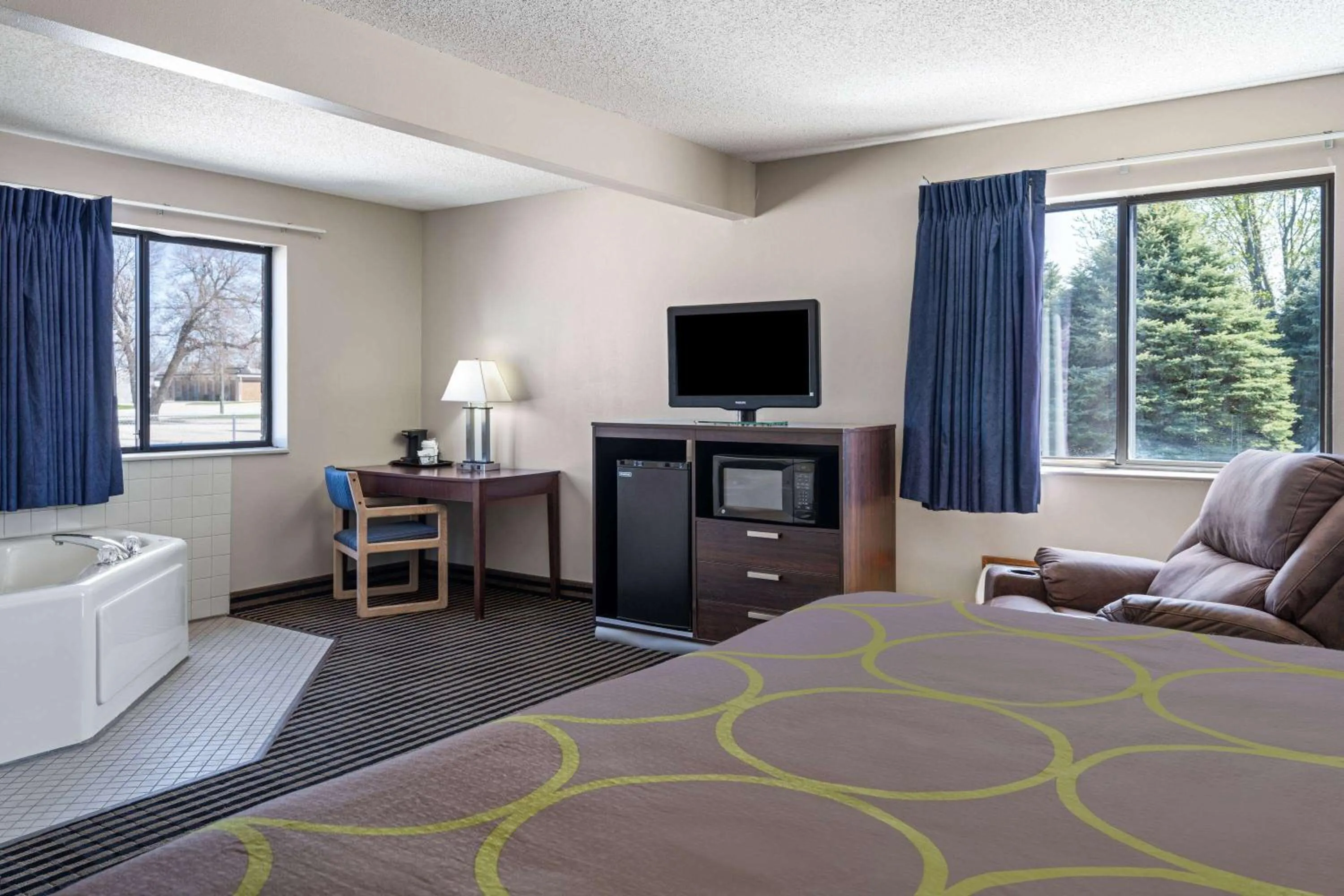 Photo of the whole room, Bed in Super 8 by Wyndham Humboldt