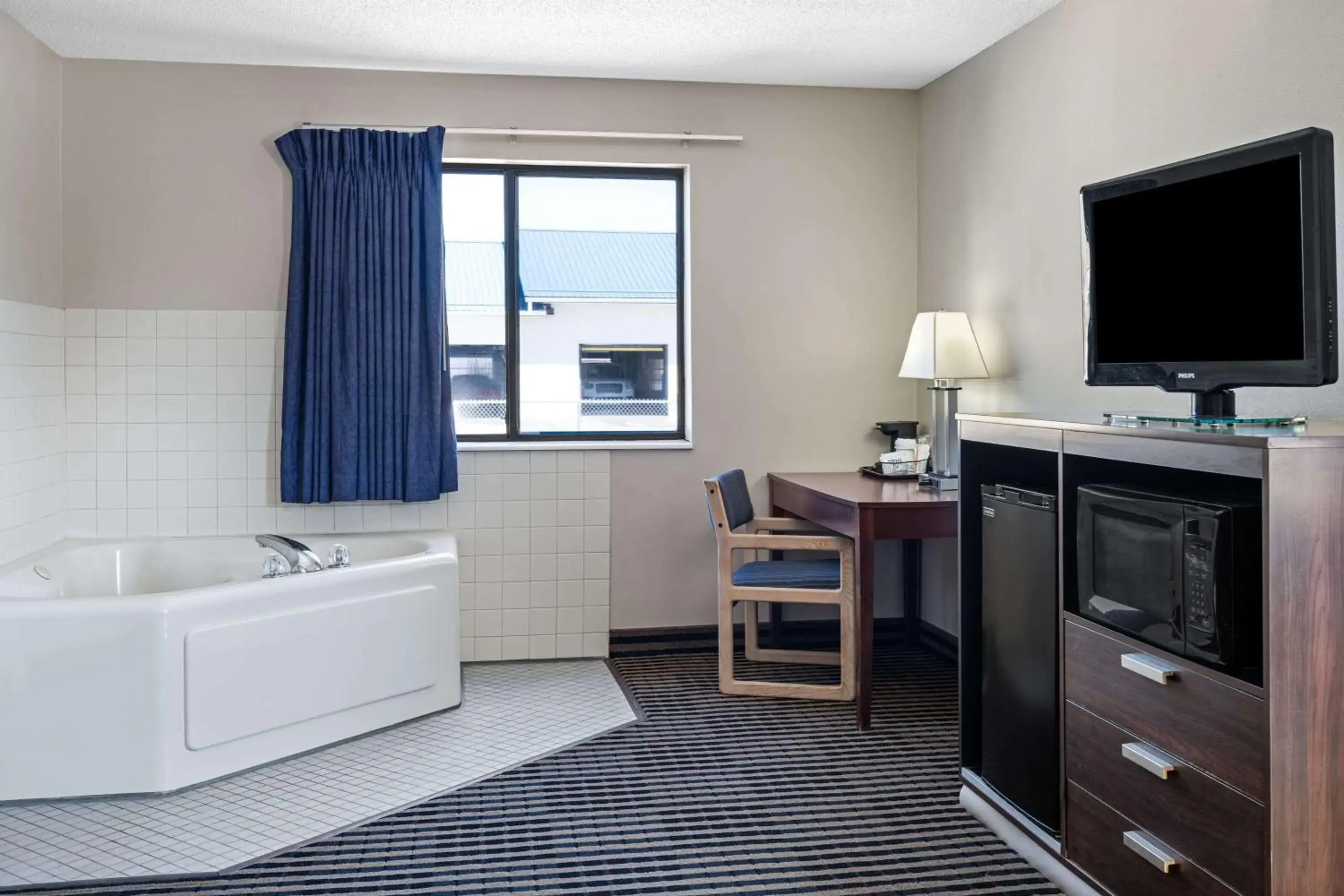 Photo of the whole room, Bed in Super 8 by Wyndham Humboldt Photo of the whole room, Bed in Super 8 by Wyndham Humboldt