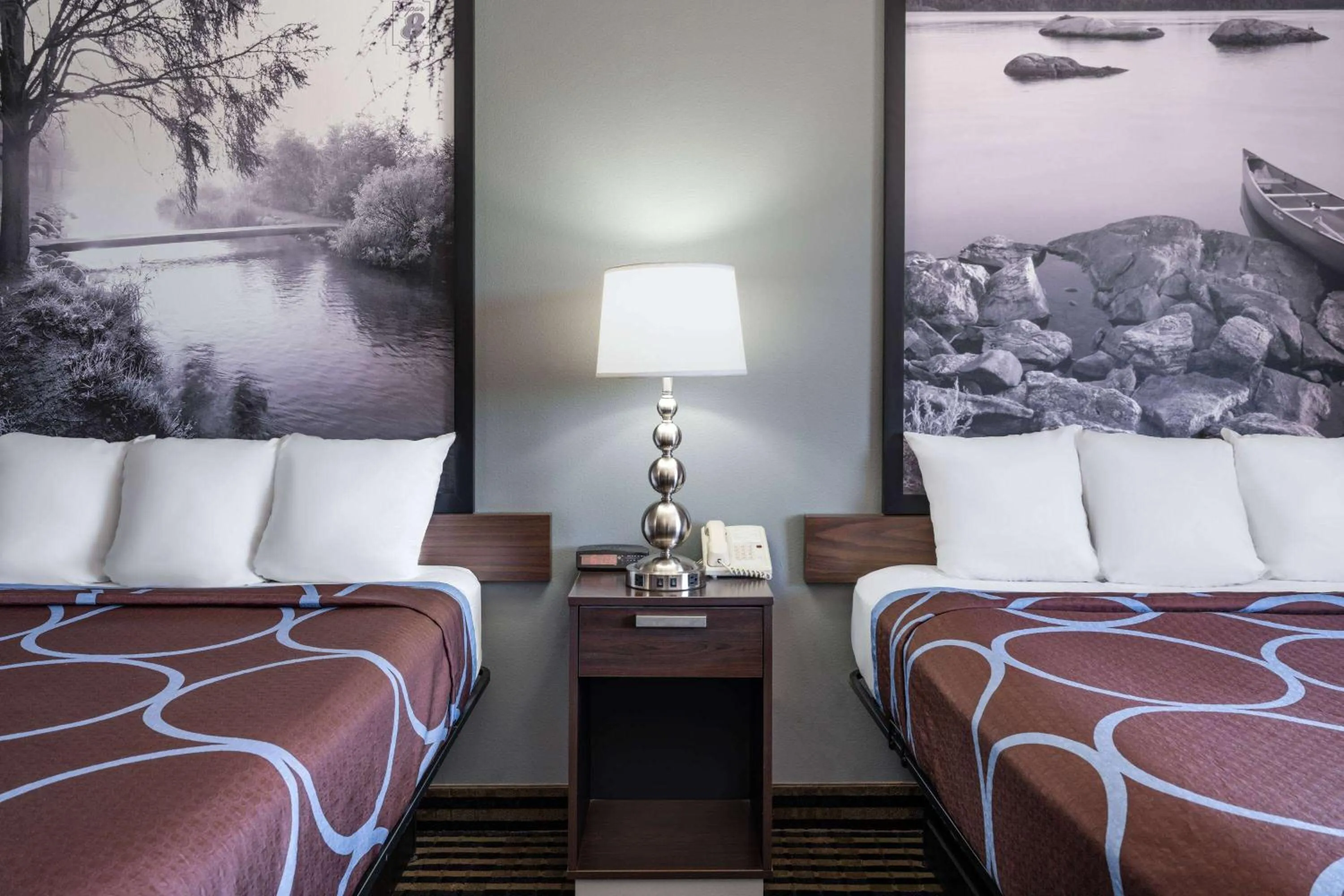 Photo of the whole room, Bed in Super 8 by Wyndham Humboldt