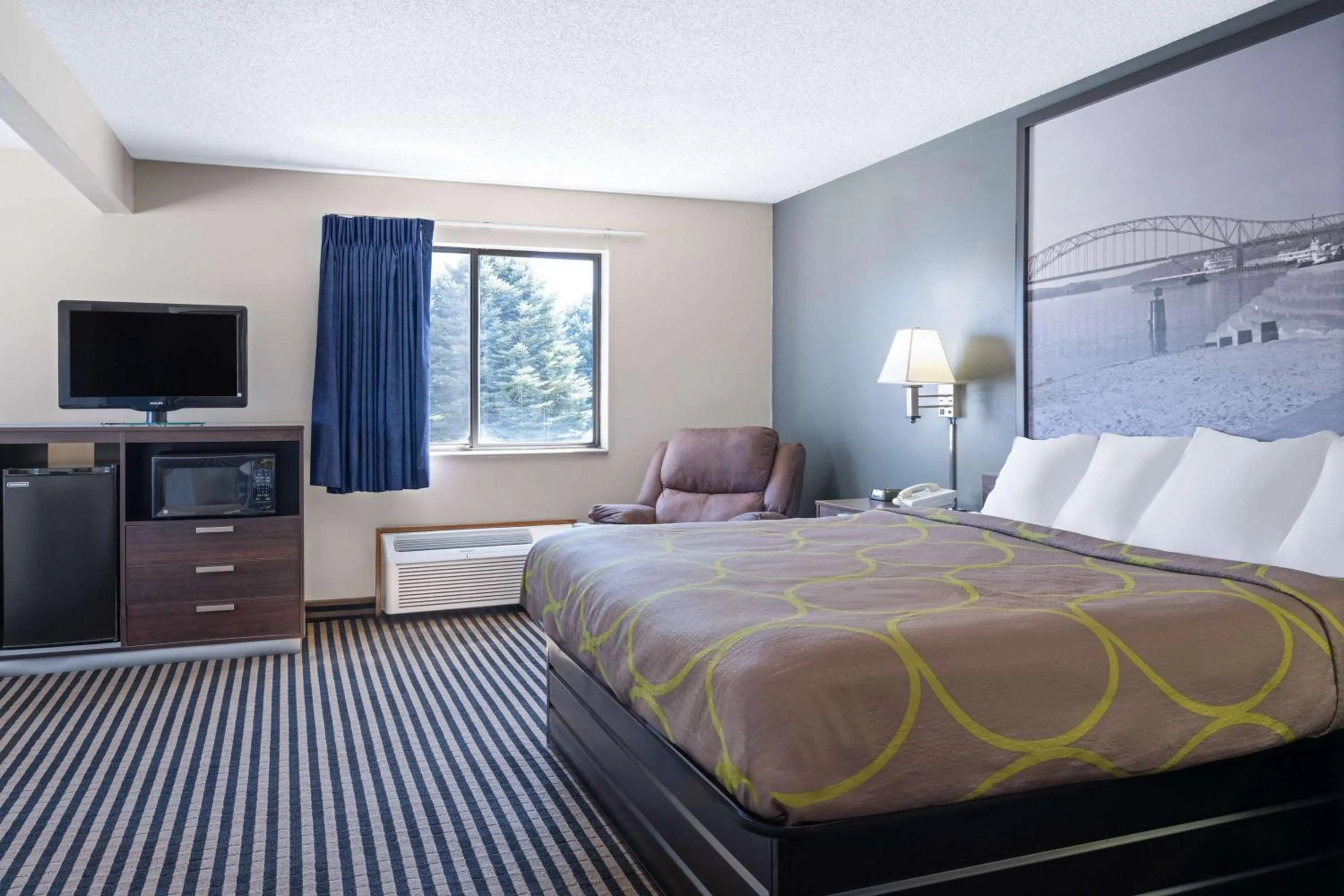 Photo of the whole room, Bed in Super 8 by Wyndham Humboldt