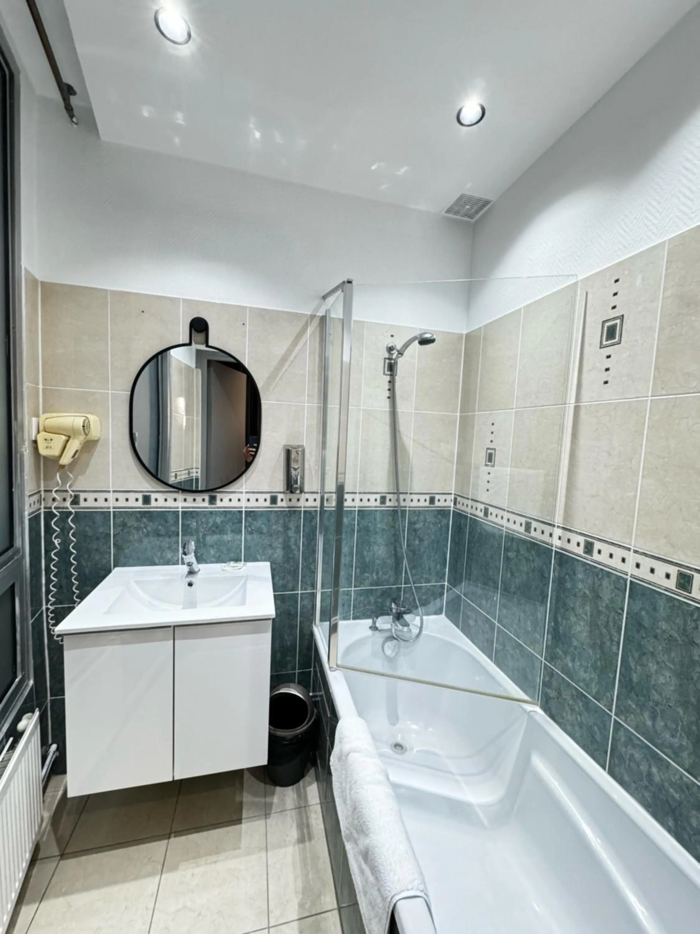 Bathroom in Hôtel Résidence Châtillon