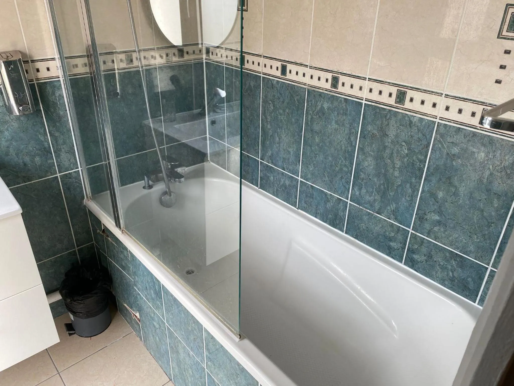 Bath in Hôtel Résidence Châtillon