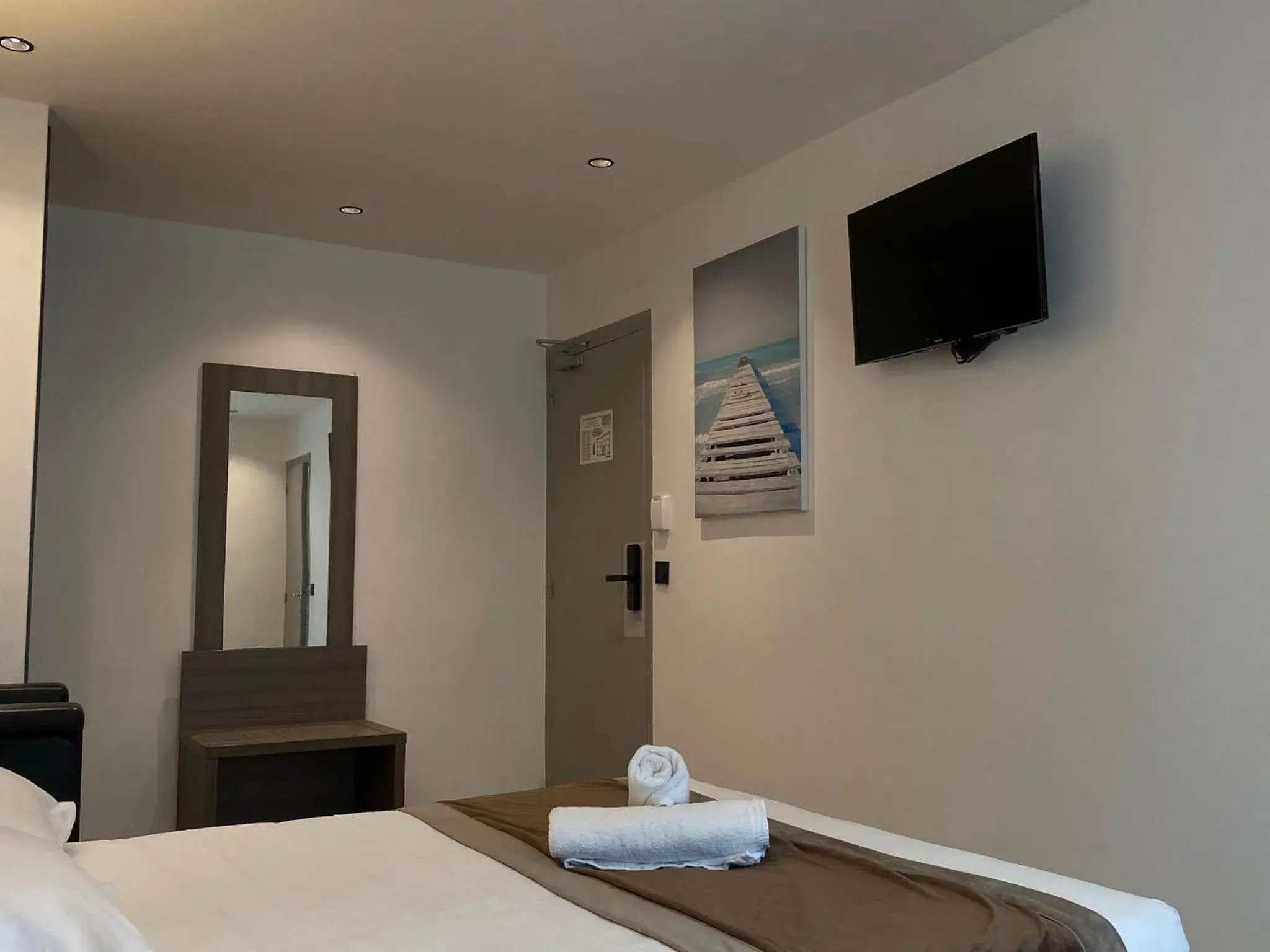 Bedroom, Bed in Hôtel Résidence Châtillon Bedroom, Bed in Hôtel Résidence Châtillon