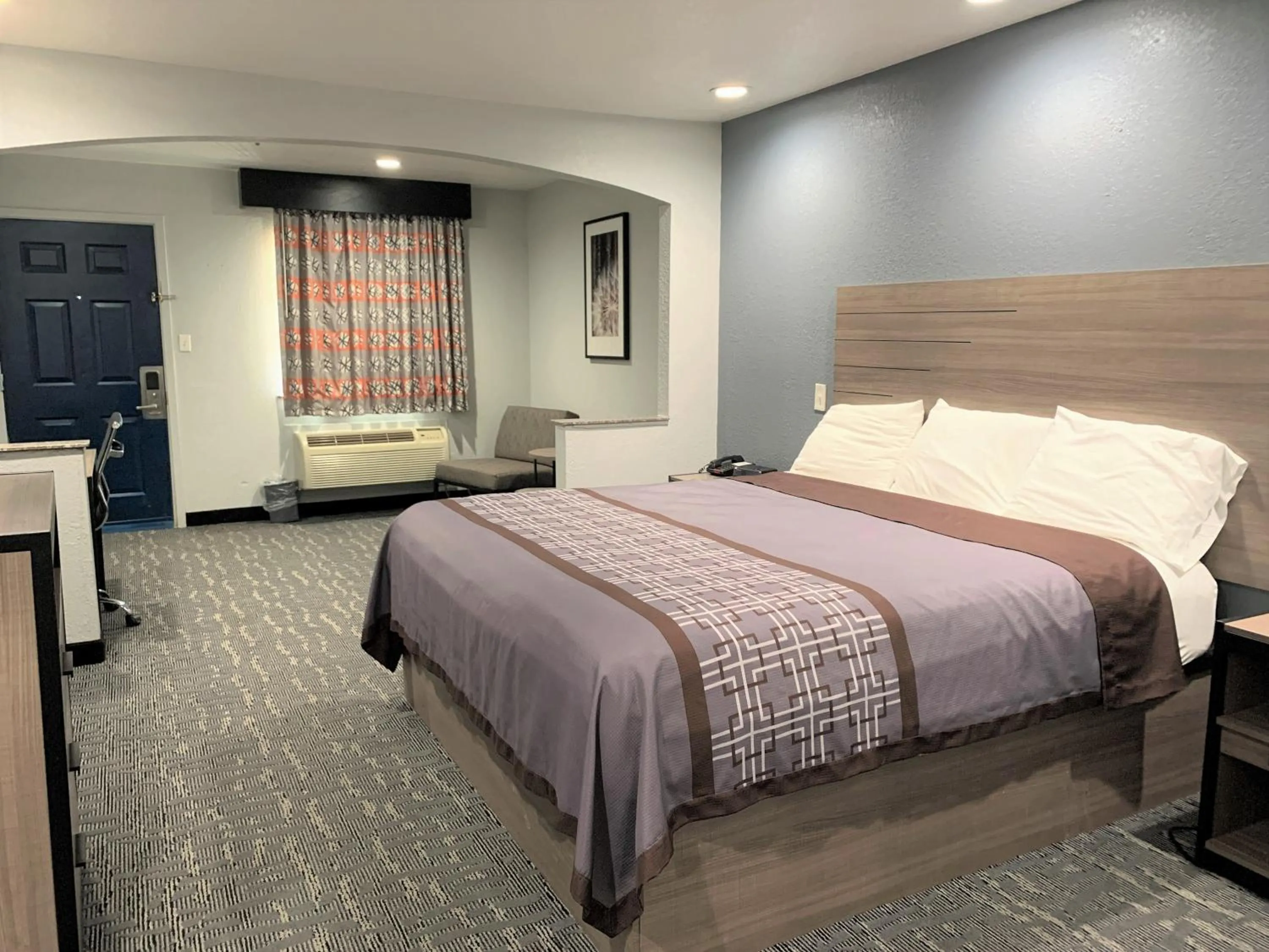 Bed in Sunrise Inn & Suites