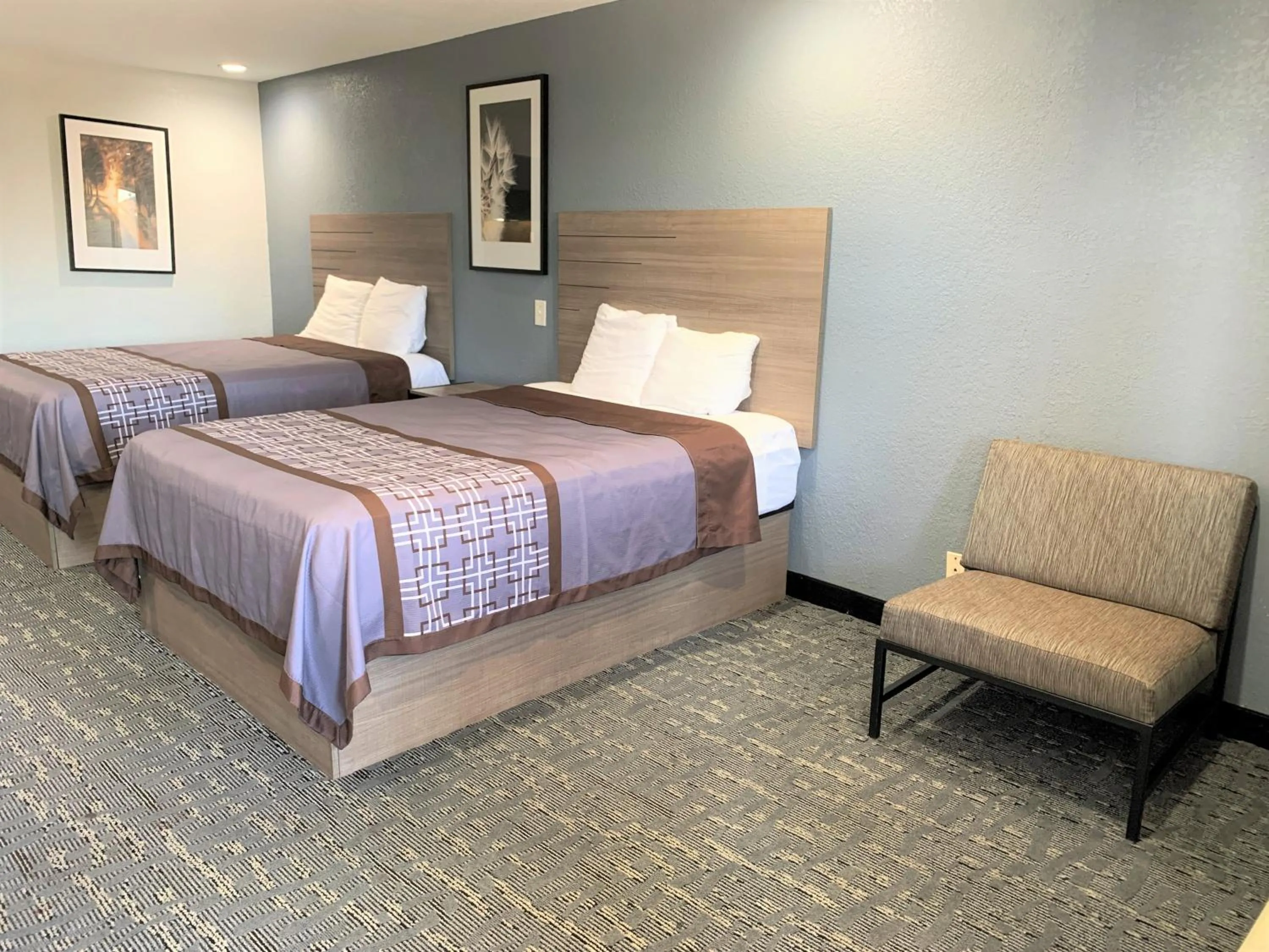 Photo of the whole room, Bed in Sunrise Inn & Suites