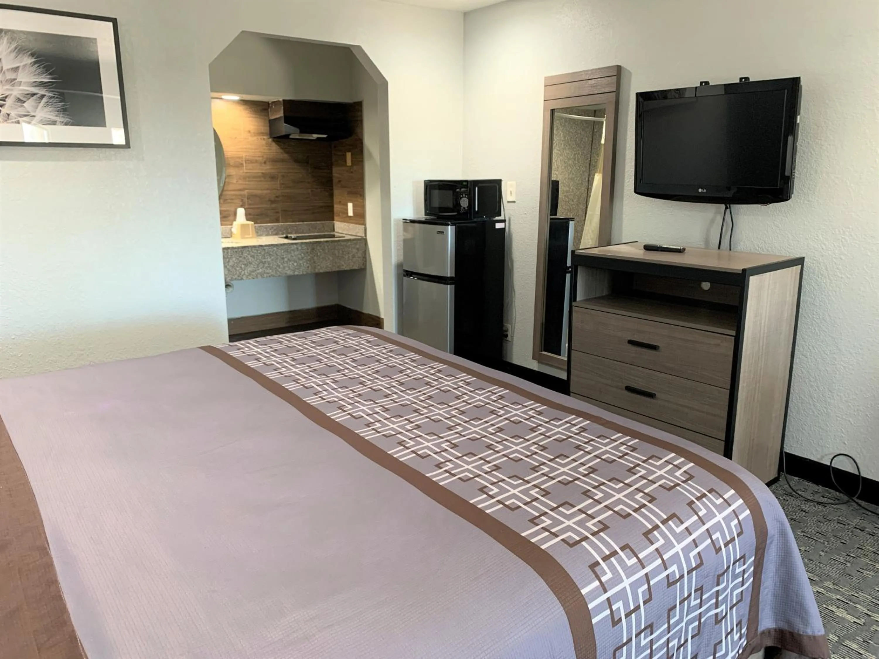 Bed in Sunrise Inn & Suites