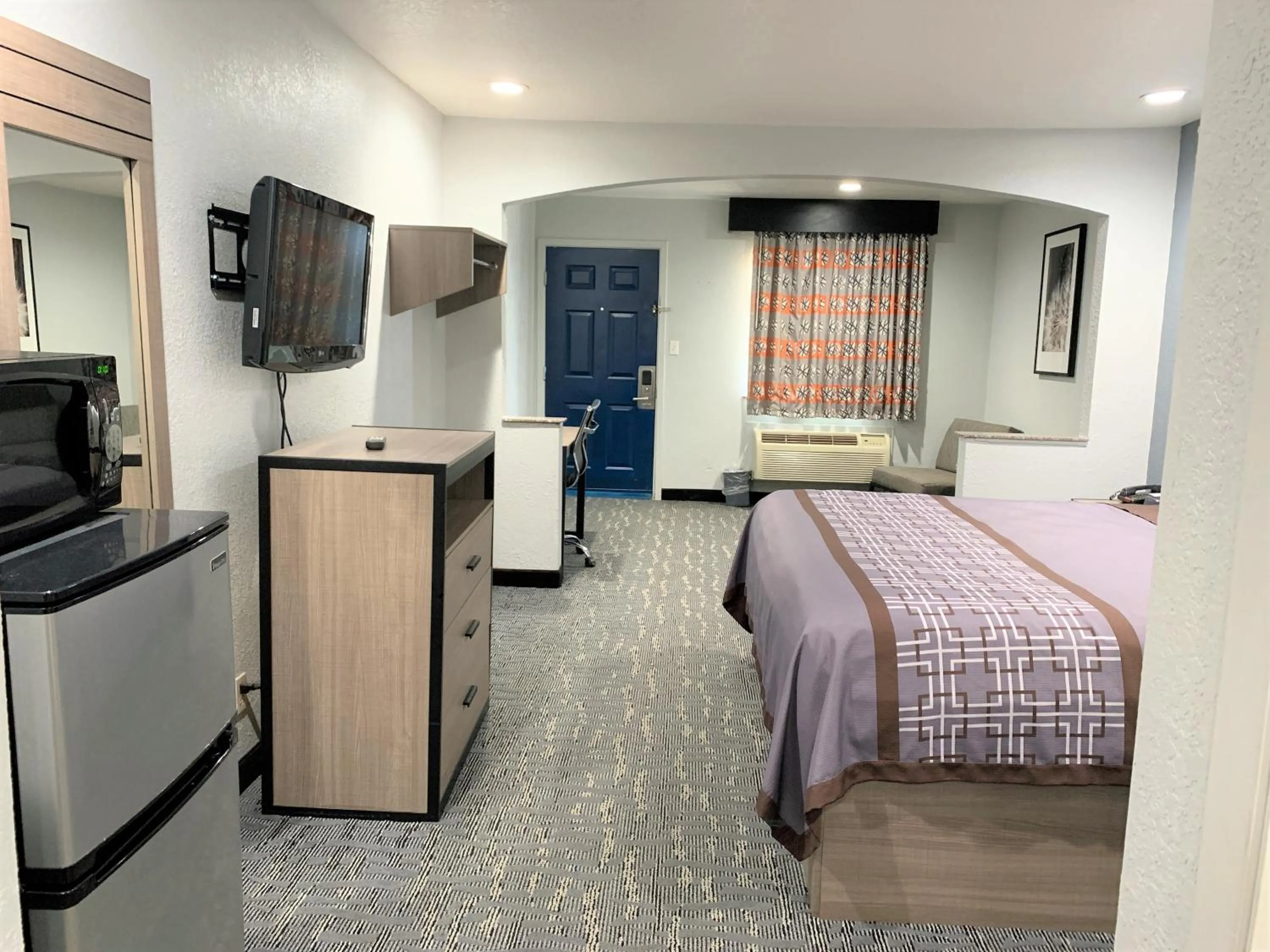 Photo of the whole room, Bed in Sunrise Inn & Suites