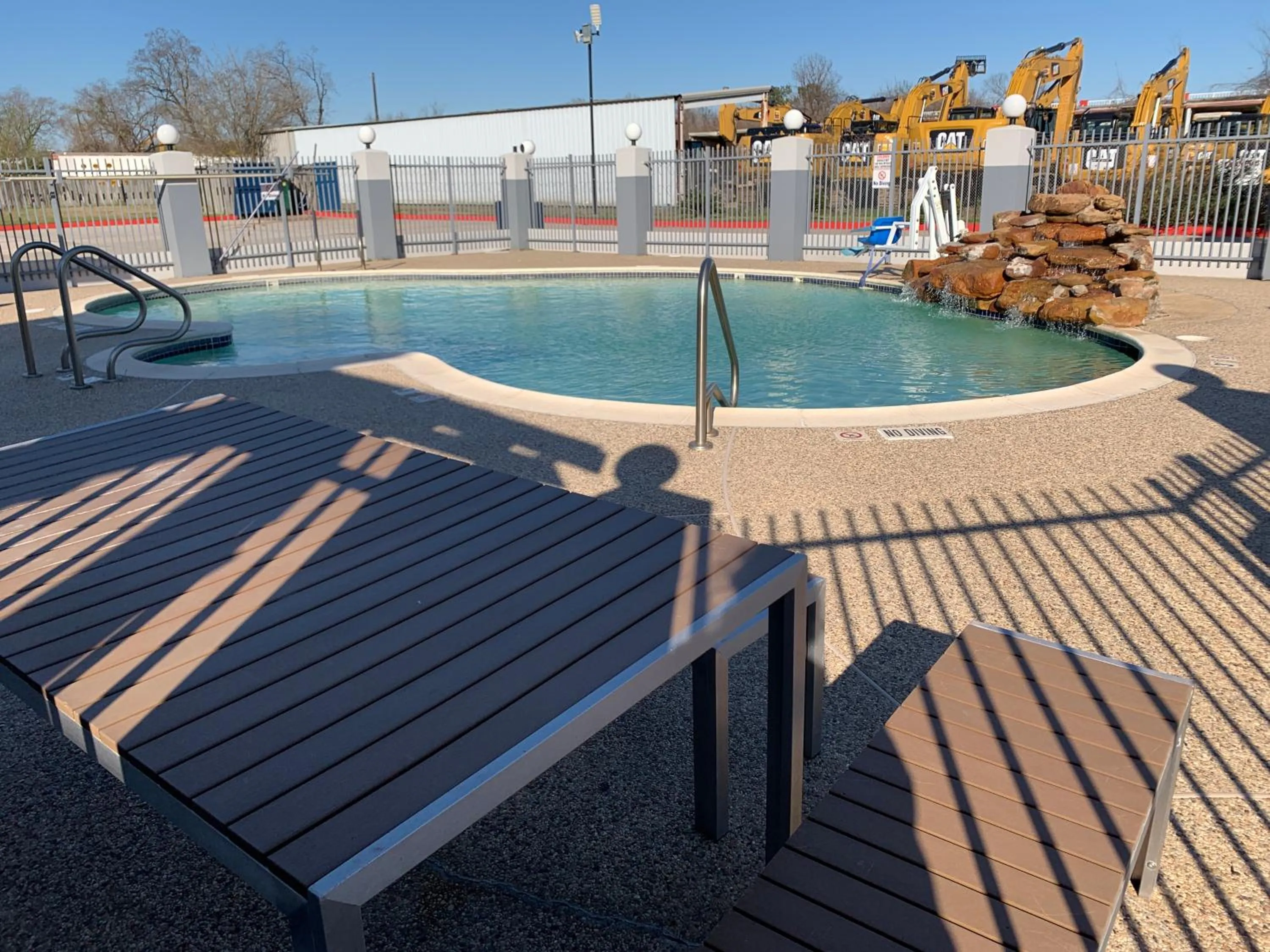 Swimming pool in Sunrise Inn & Suites