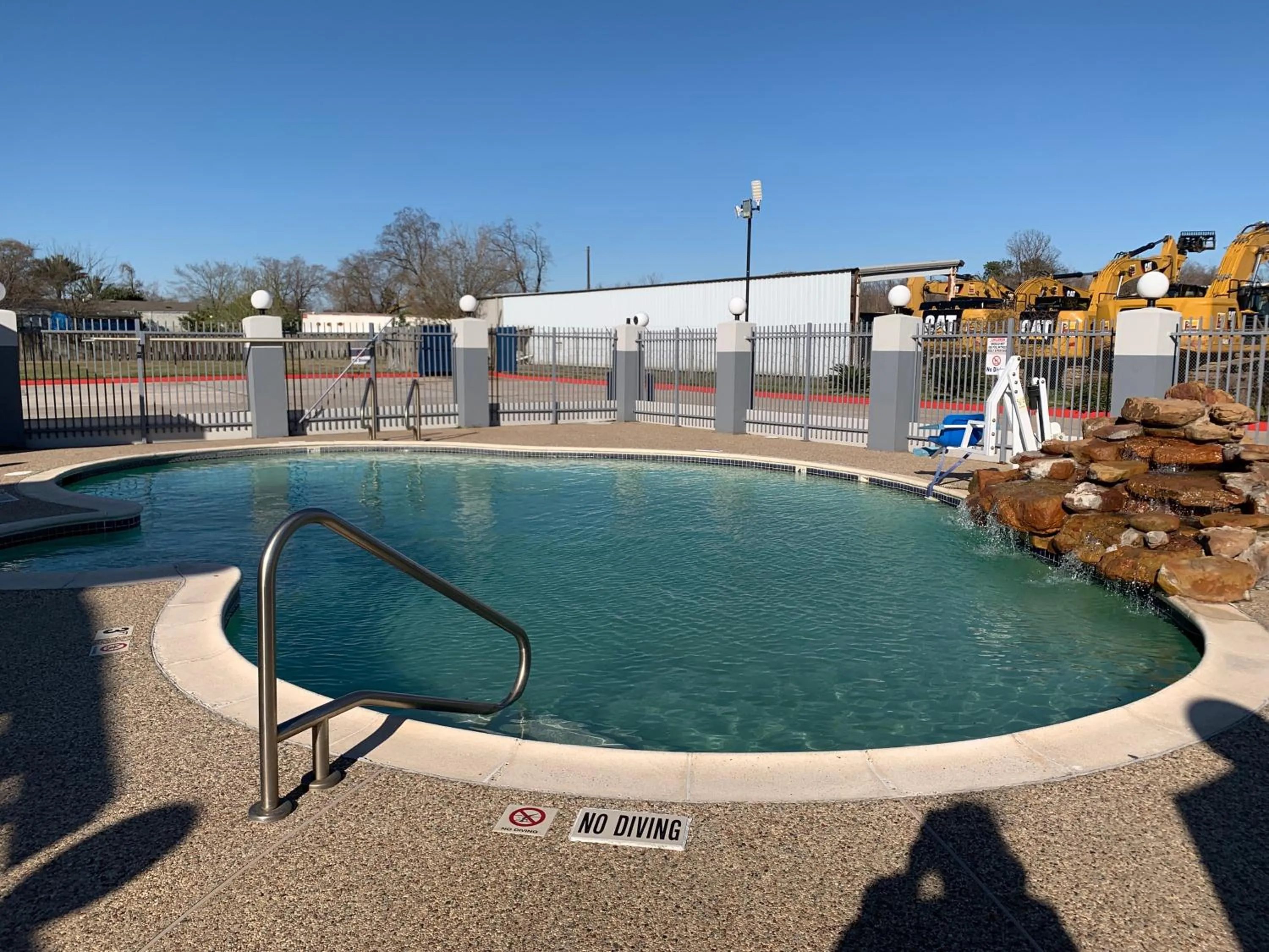 Swimming pool in Sunrise Inn & Suites
