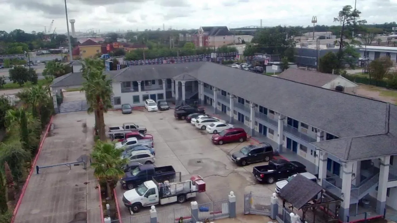 Property building in Sunrise Inn & Suites