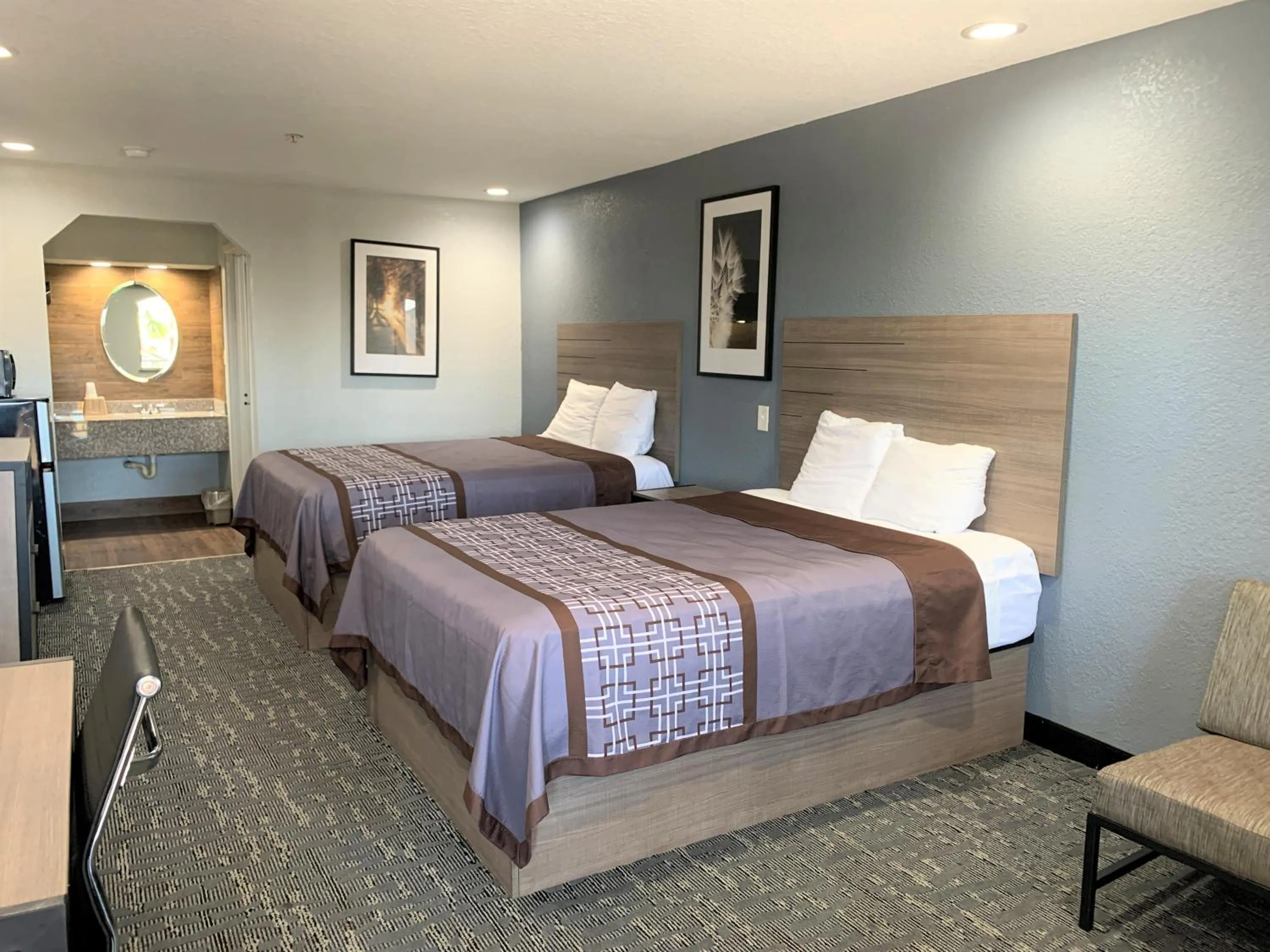 Bed in Sunrise Inn & Suites
