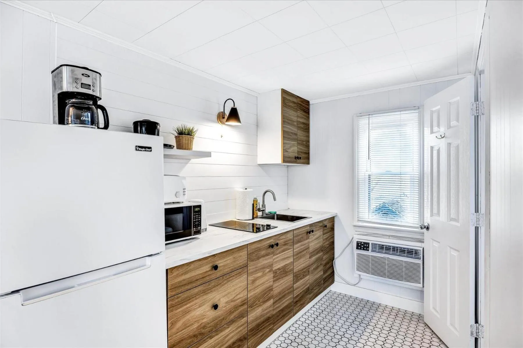 Kitchen or kitchenette in Ocean Breeze Motel
