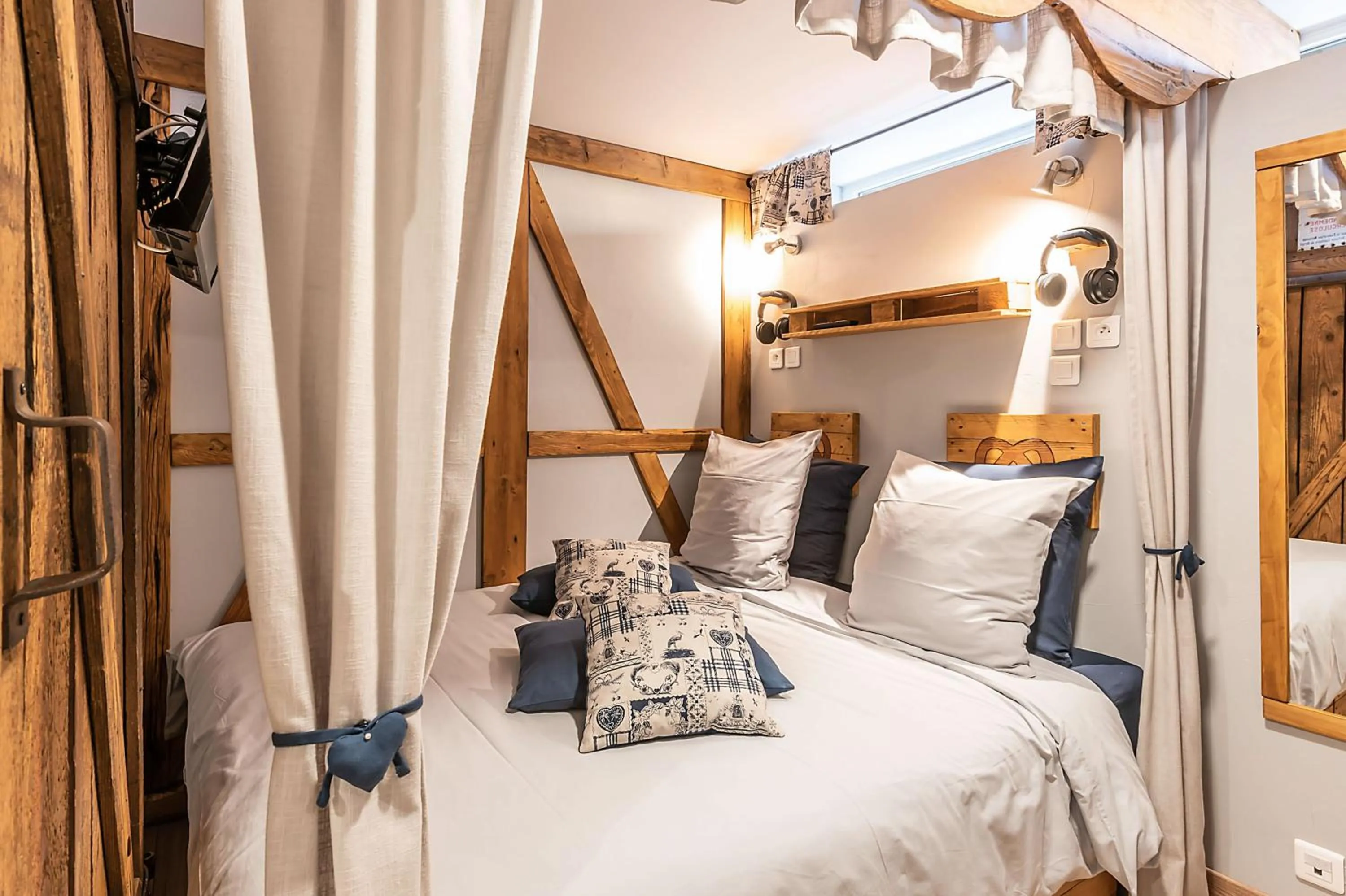 Photo of the whole room, Bed in Domaine La Grange Ungersheim - Gîte La Grange 5 étoiles